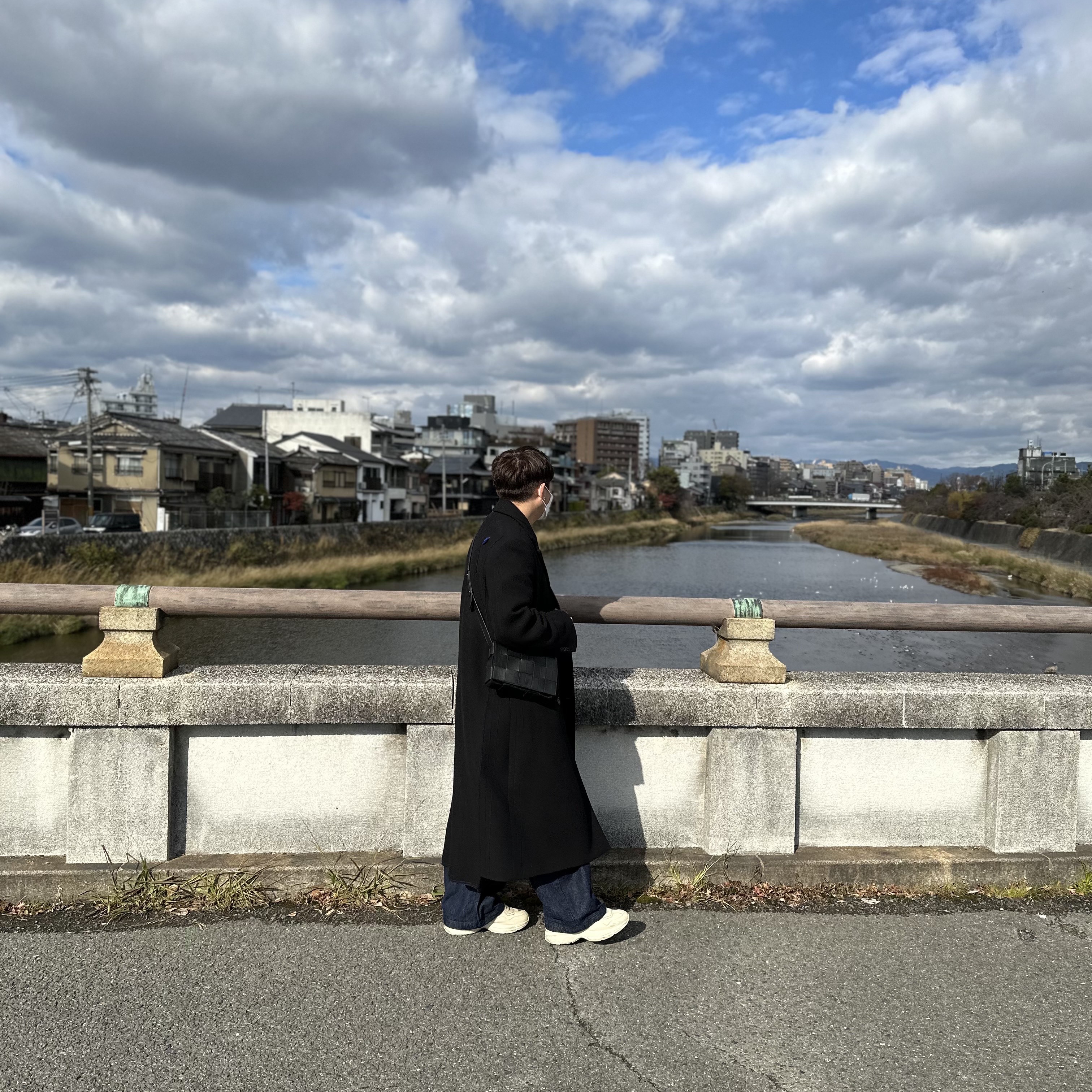 Zara x Ader Error Oversized Wool Coat Black, Bottega Veneta Lambskin Leather Cassette Black 착용 스타일 - 2