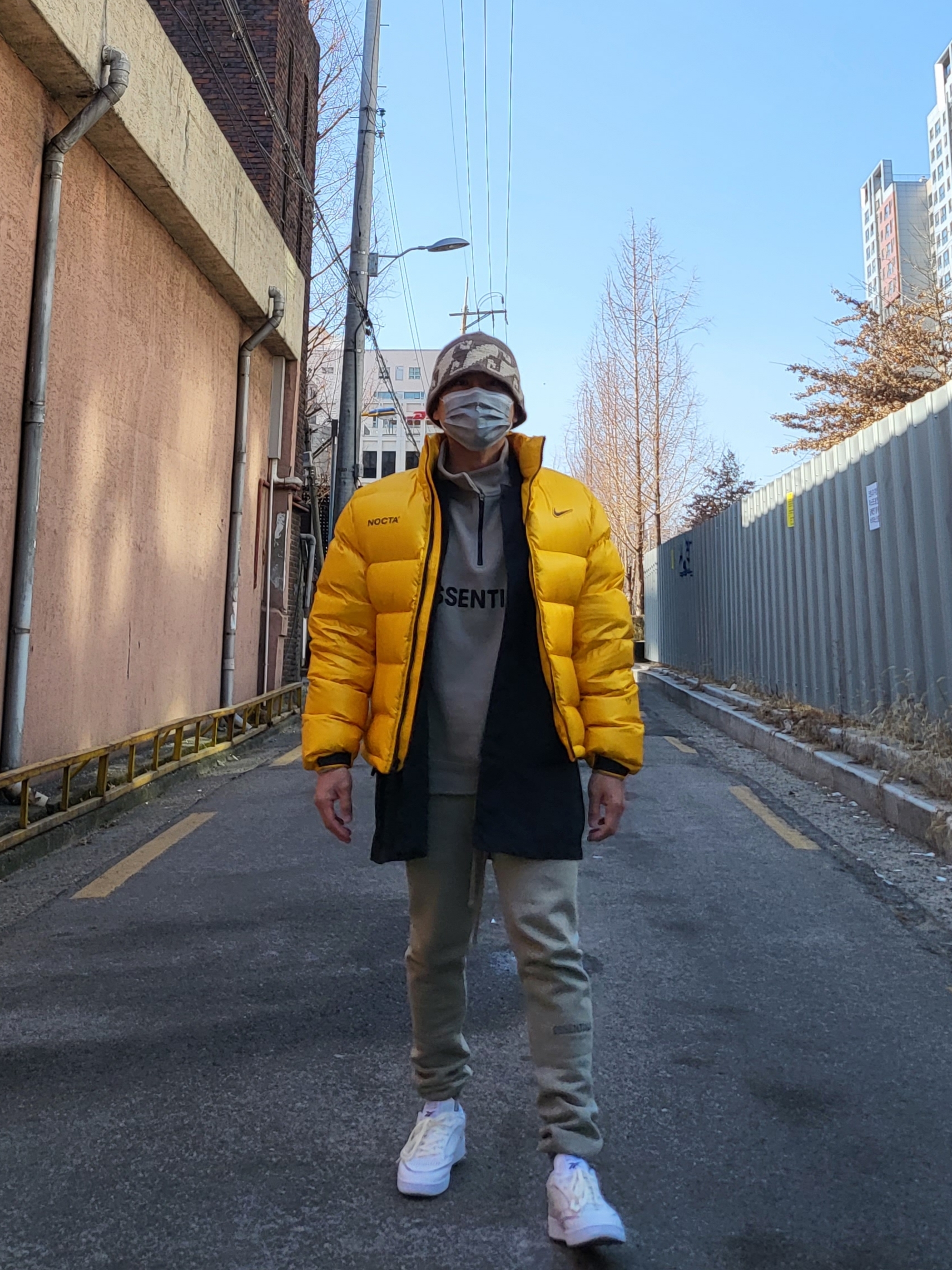 Stussy Waves Knit Bucket Hat Brown, Nike x Drake Nocta Puffer Jacket University Gold - Asia 착용 스타일 - 1