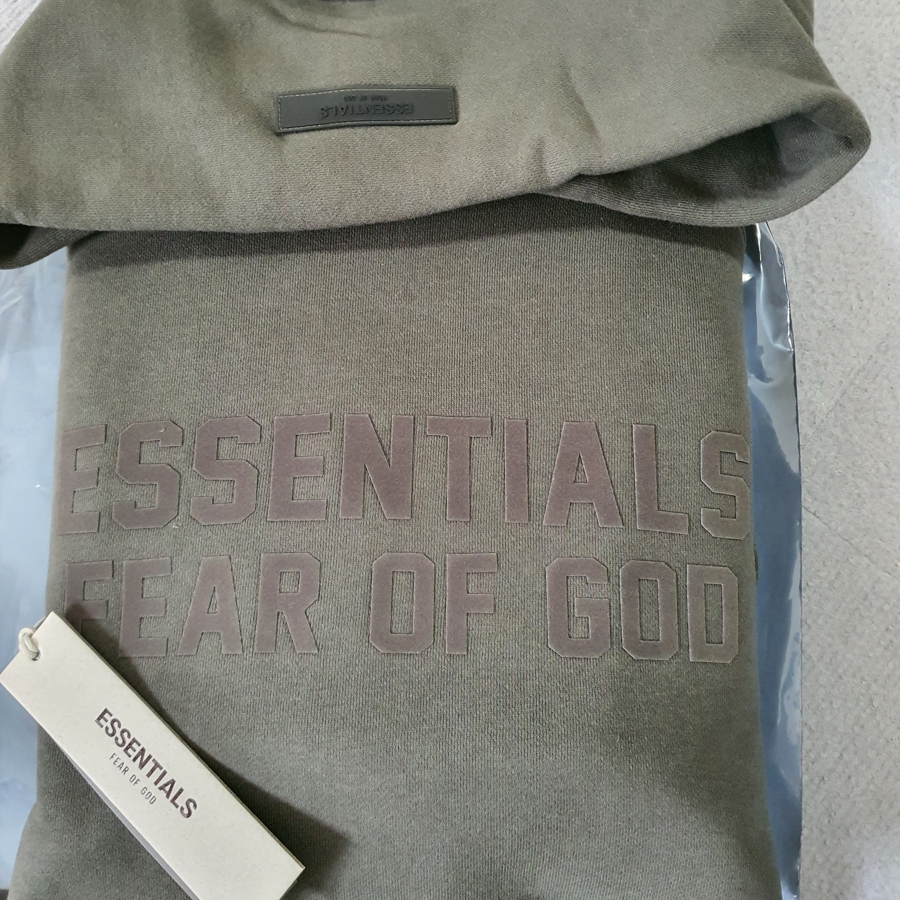 Essentials Hoodie Off Black - 22FW 착용 스타일