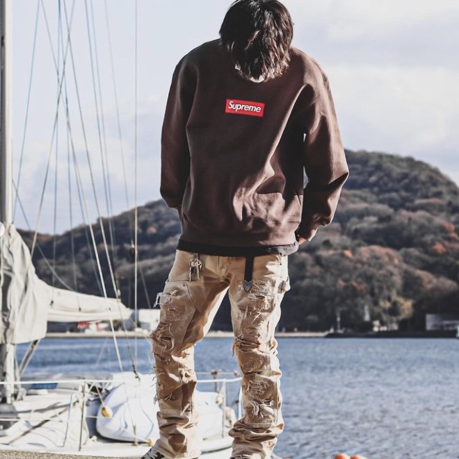 Supreme Box Logo Crewneck Dark Pine - 22FW, Supreme Box Logo Crewneck Brown - 22FW 착용 스타일 - 3