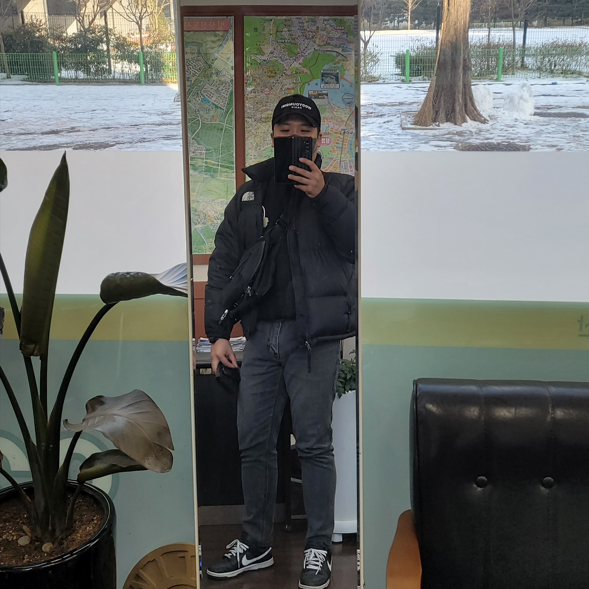 Wooyoungmi White Embroidered Logo Ball Cap Black, The North Face 1996 Retro Nuptse Down Jacket TNF Black 착용 스타일
