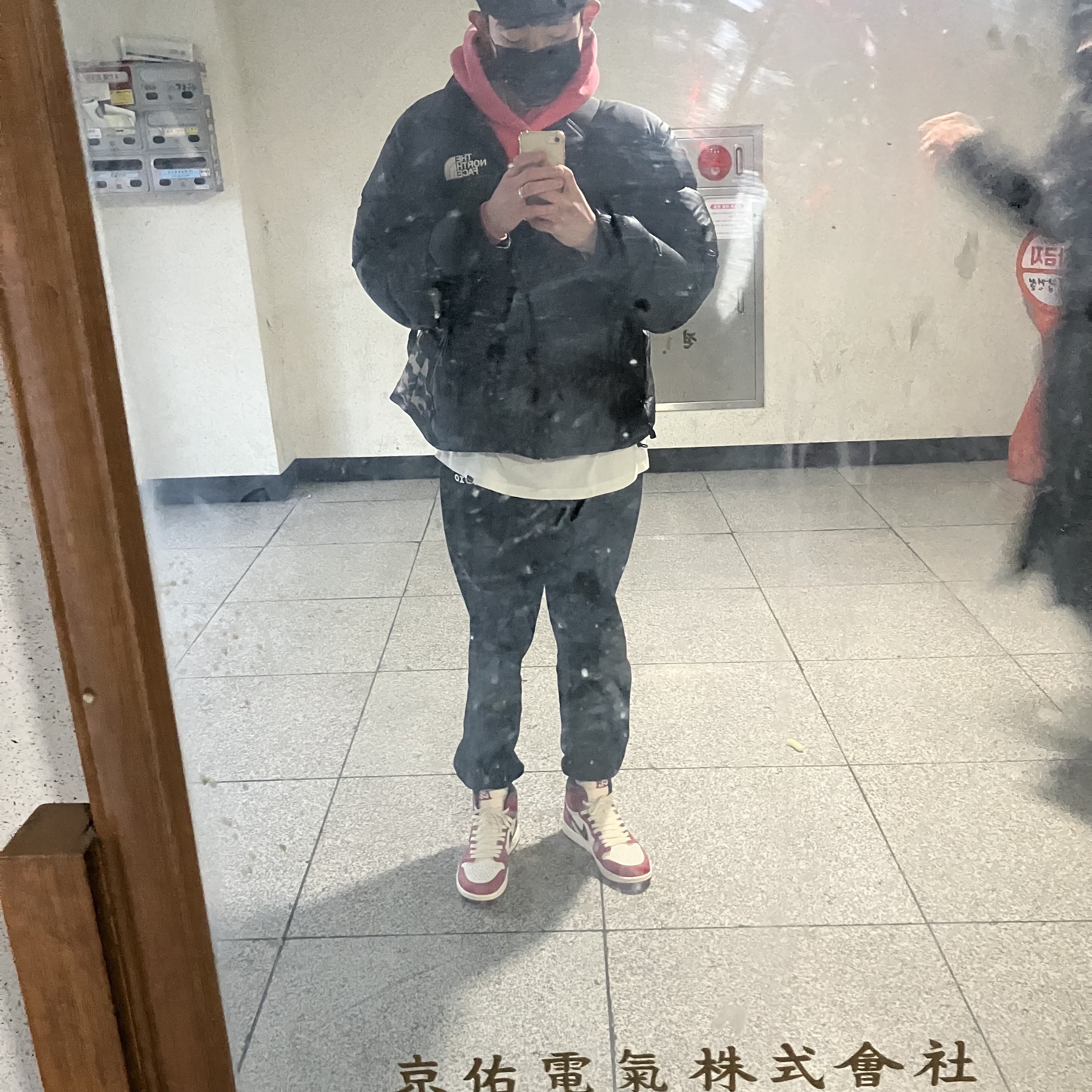 IAB Studio Pigment Hoodie & Sack Coral, Jordan 1 Retro High OG Chicago 2022 착용 스타일