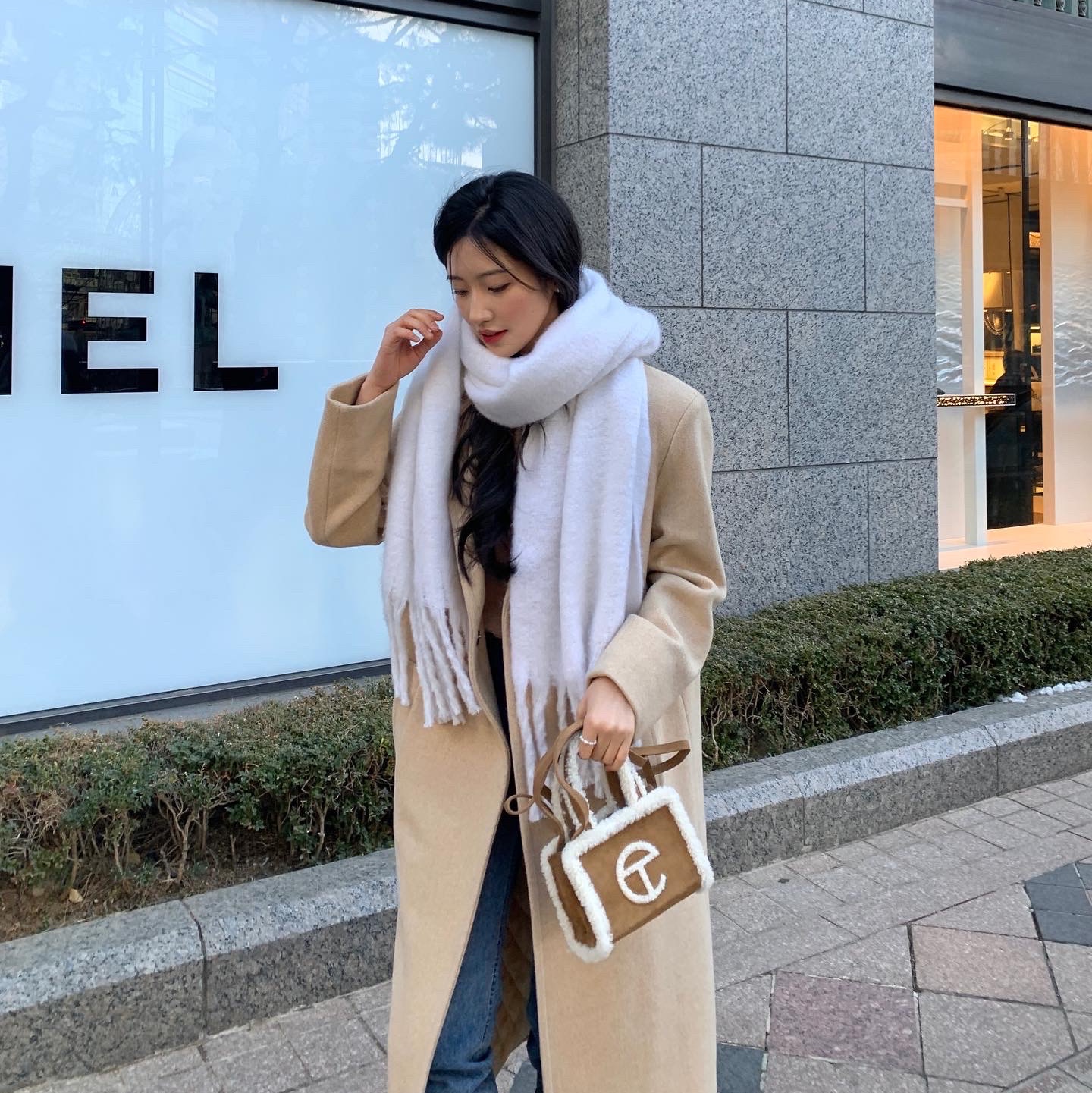 Telfar x UGG Small Shopping Bag Chestnut 착용 스타일 - 4