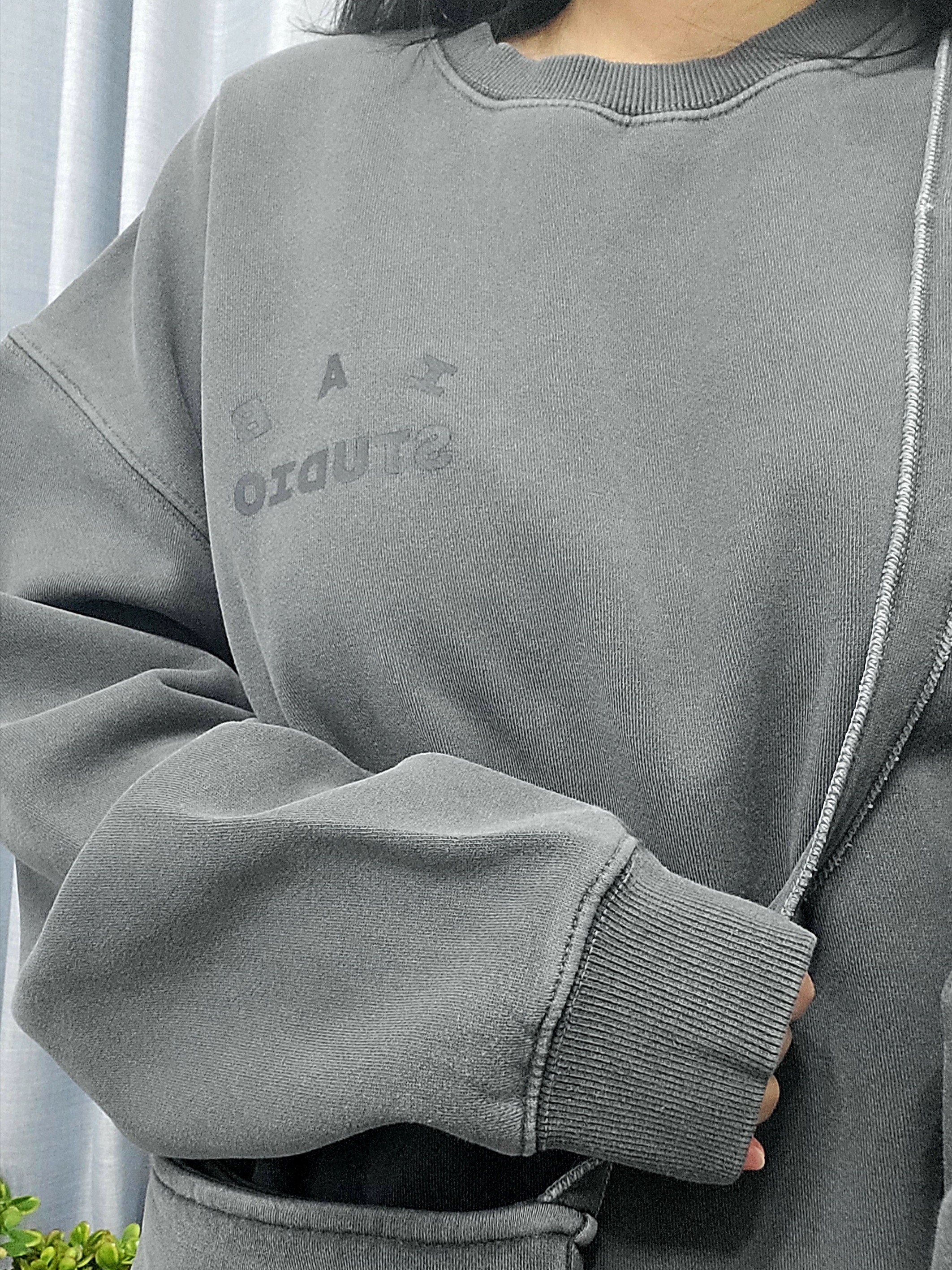 IAB Studio Pigment Sweatshirt & Mini Bag Black 착용 스타일 - 1