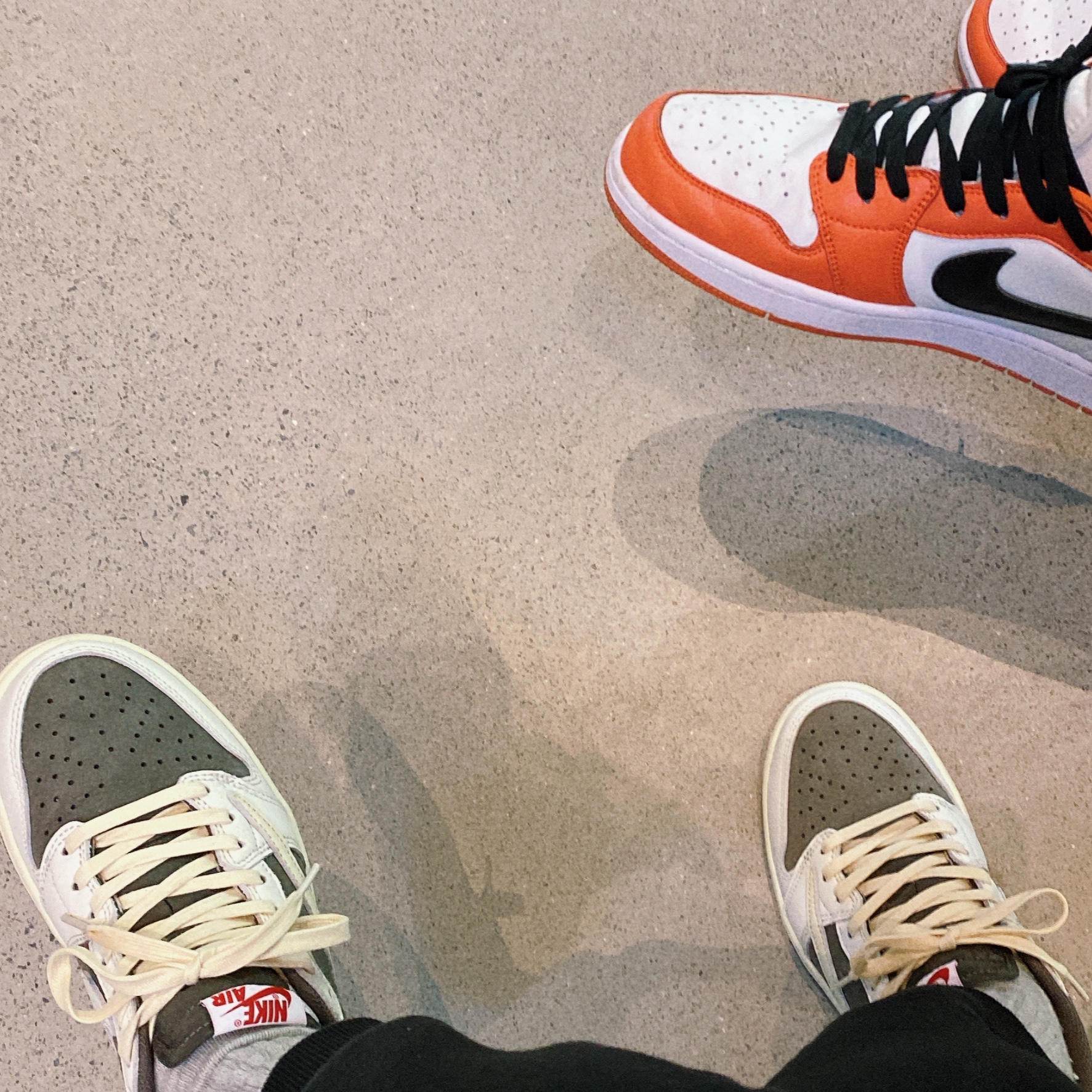Jordan 1 x Travis Scott Retro Low OG SP Sail and Ridgerock 착용 스타일 - 1