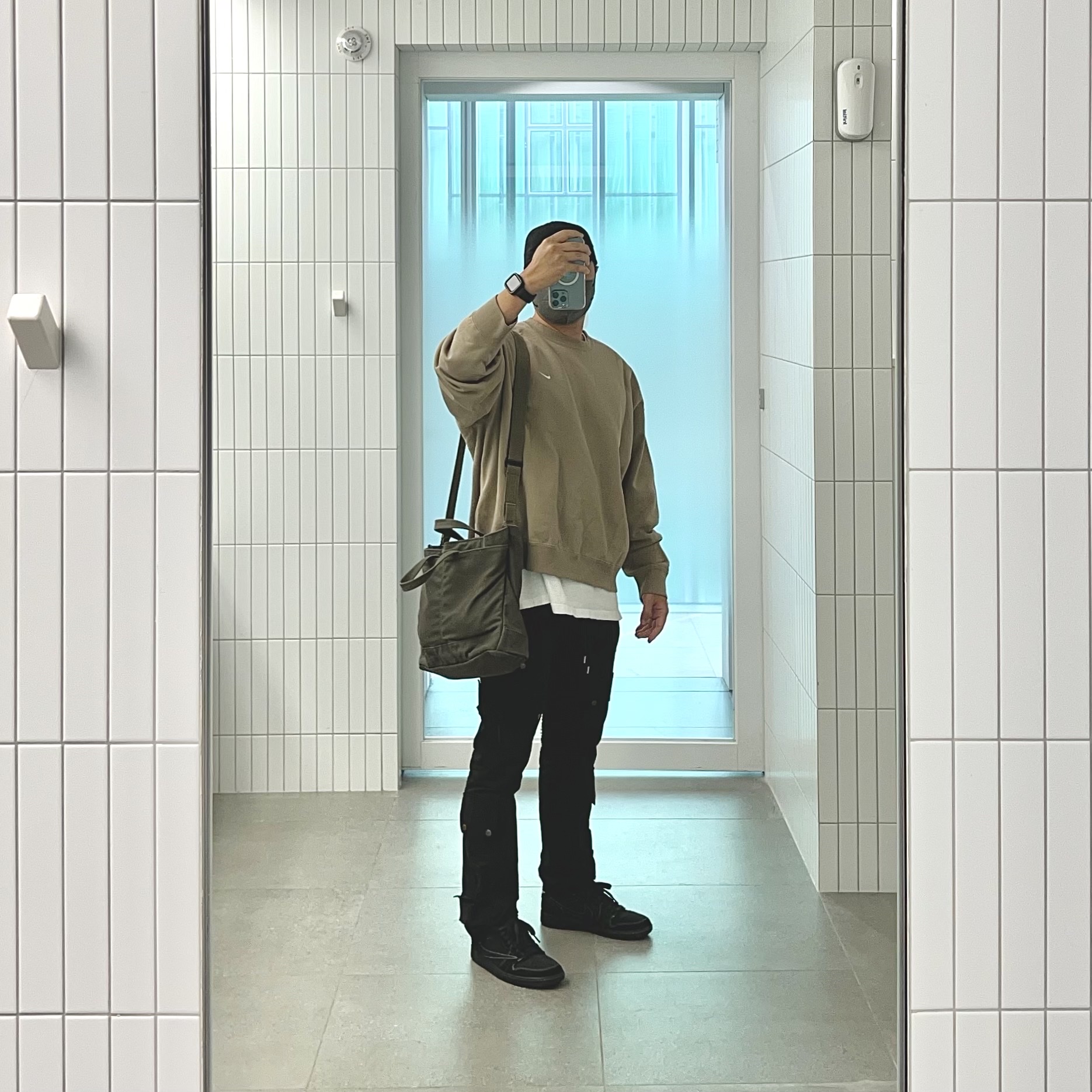 Jordan 1 x Travis Scott Retro Low OG SP Black Phantom, Nike NRG Solo Swoosh Crew Fleece Khaki - US/EU 착용 스타일