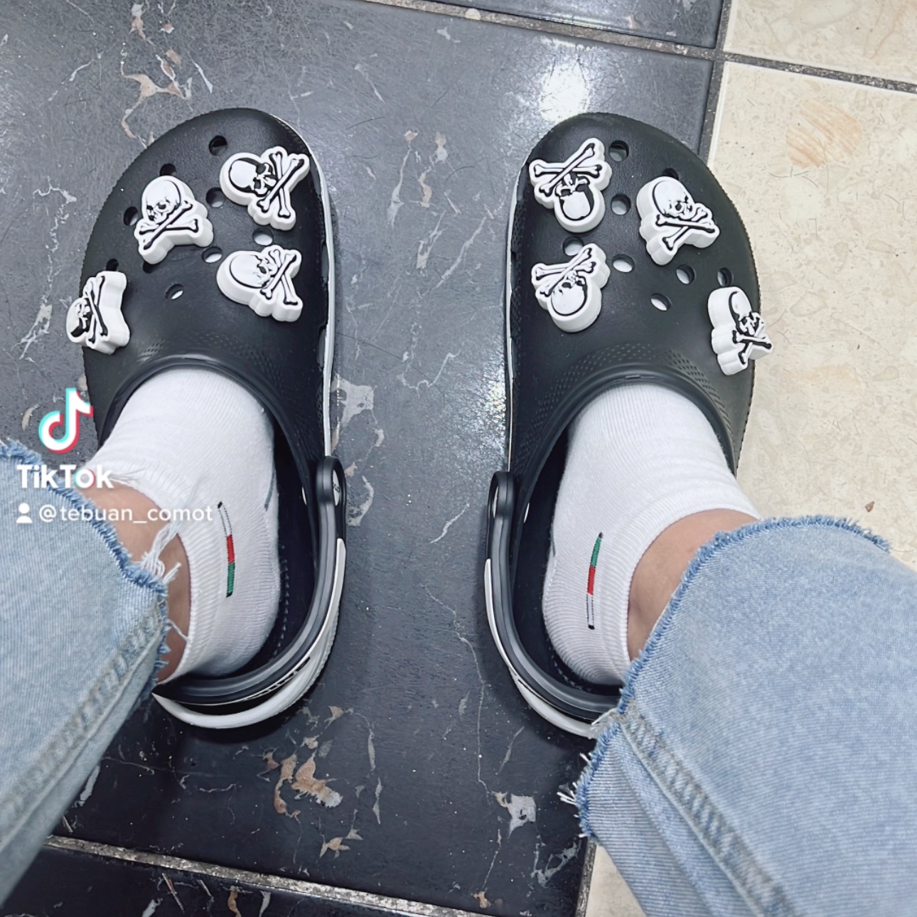 Crocs x Mastermind Classic Clog Black White 착용 스타일 - 1