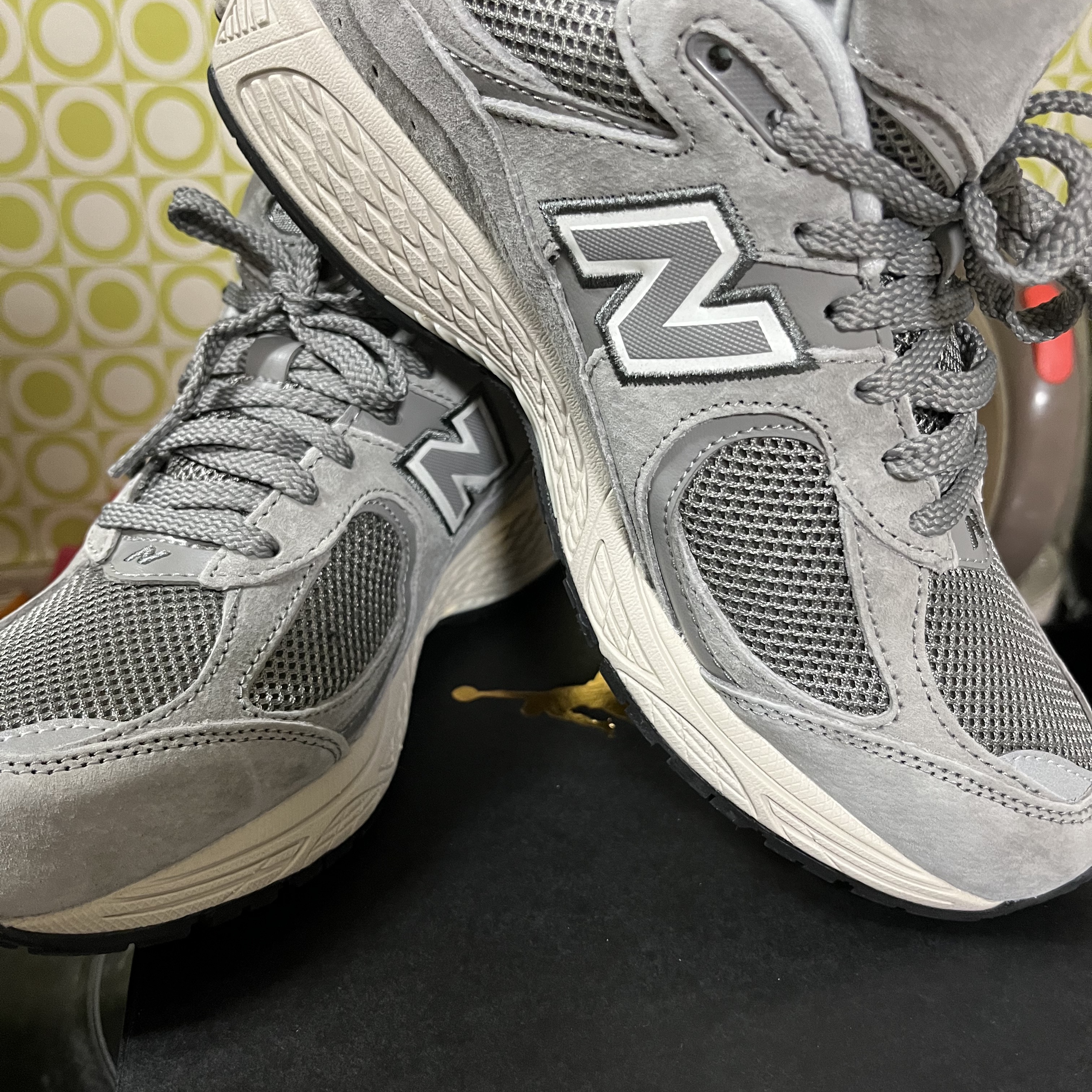 New Balance 2002R Grey 착용 스타일