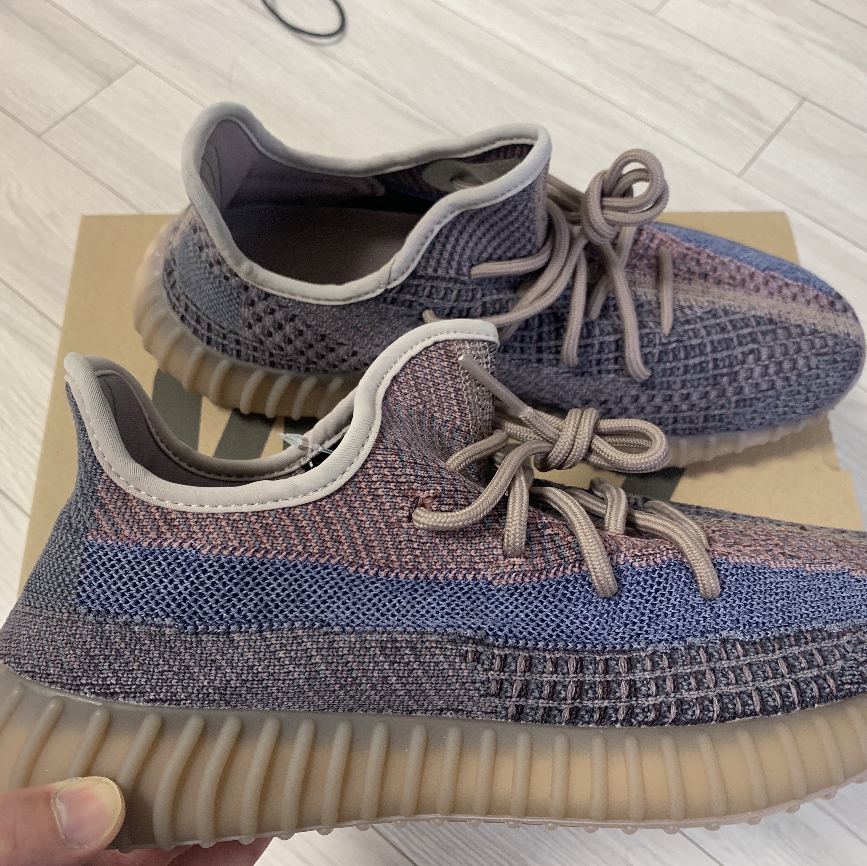 Adidas Yeezy Boost 350 V2 Fade 착용 스타일 - 2
