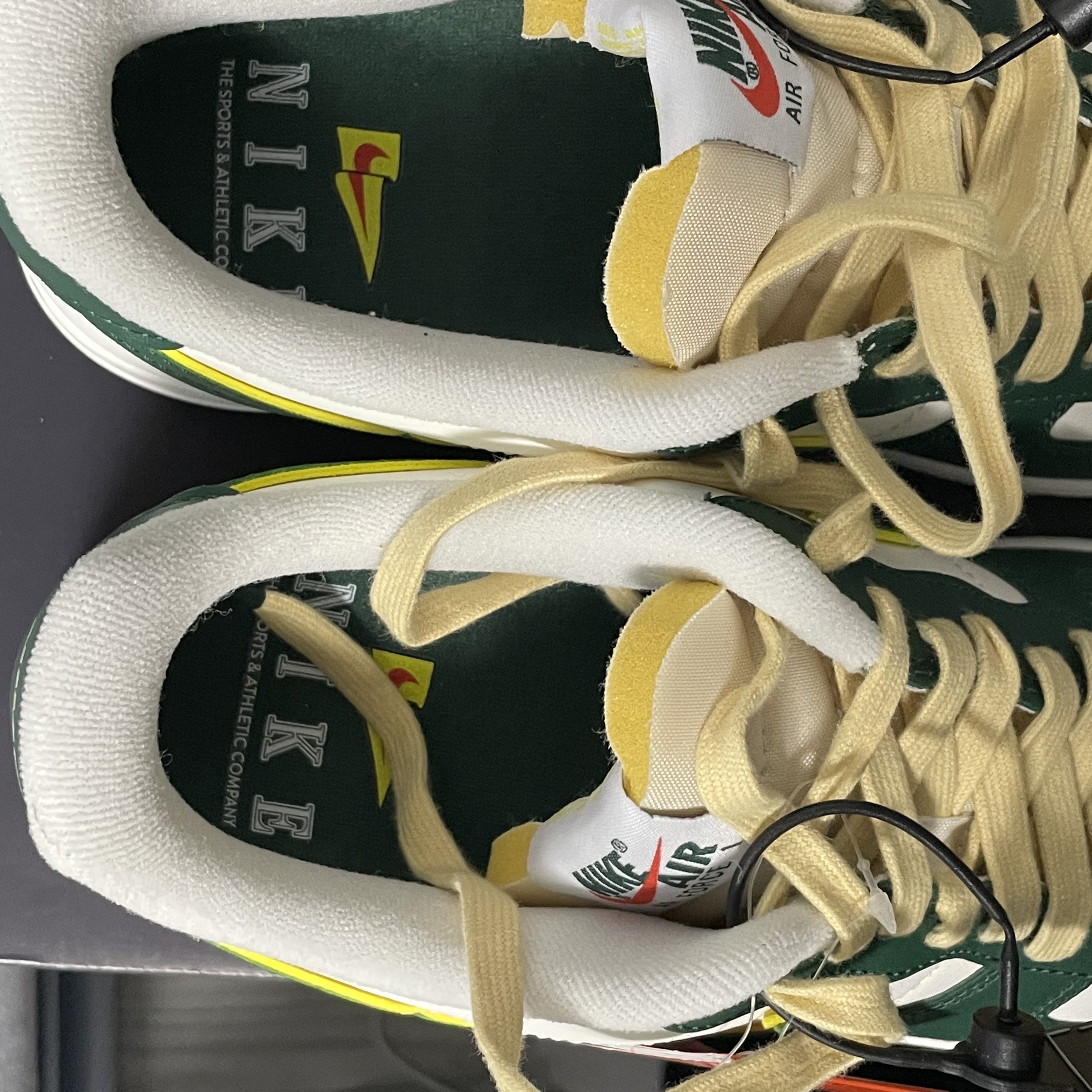 Nike Air Force 1 '07 LV8 Sail Noble Green 착용 스타일 - 1