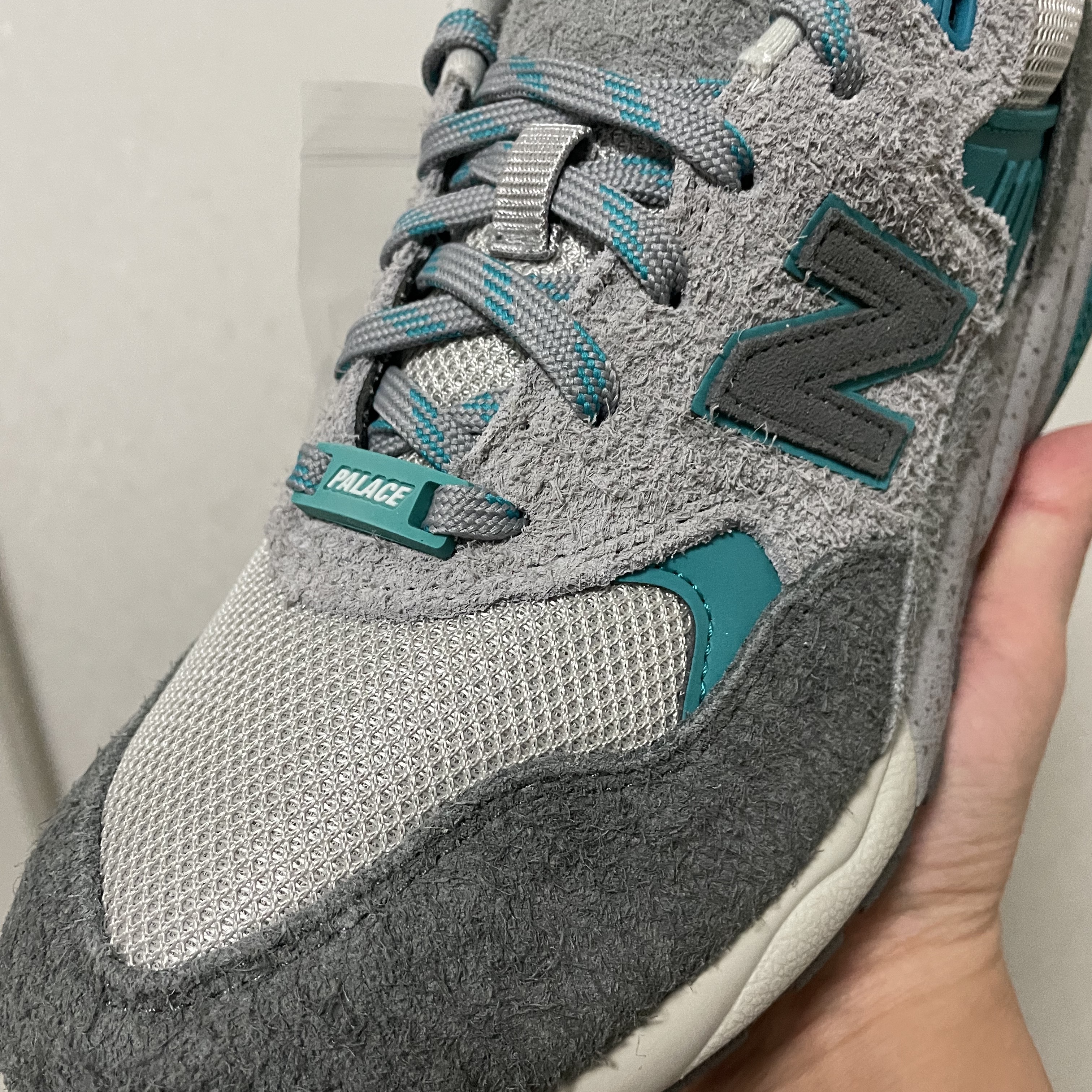 New Balance x Palace MT580 Gargoyle Lapis Blue 착용 스타일 - 3