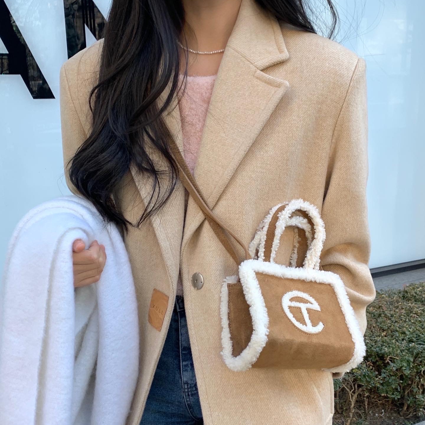 Telfar x UGG Small Shopping Bag Chestnut 착용 스타일 - 5