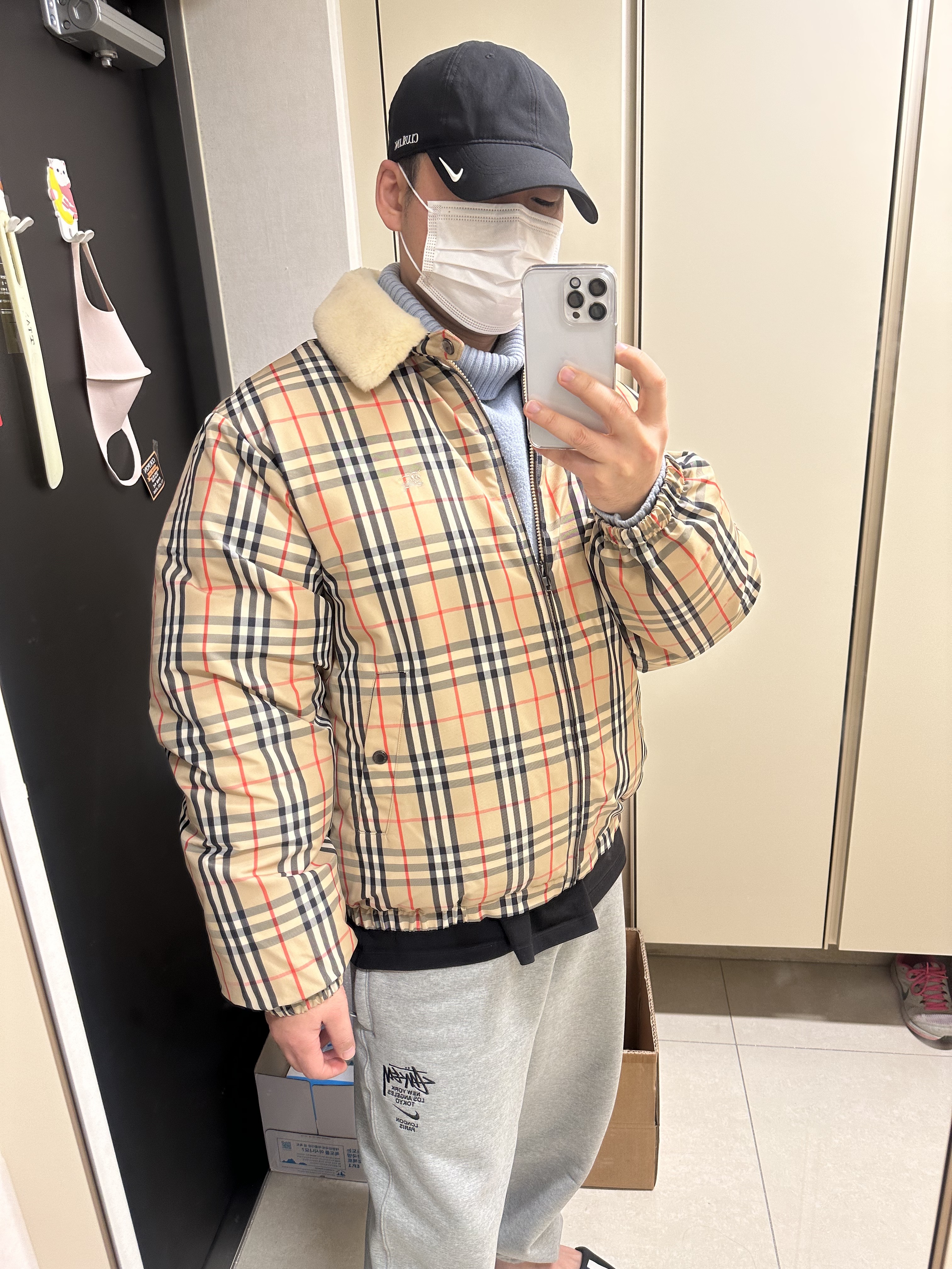 Supreme x Burberry Shearling Collar Down Puffer Jacket Beige - 22SS, Nike x Stussy NRG RA Fleece Pants Dark Grey Heather (DJ9490-063) 착용 스타일 - 2