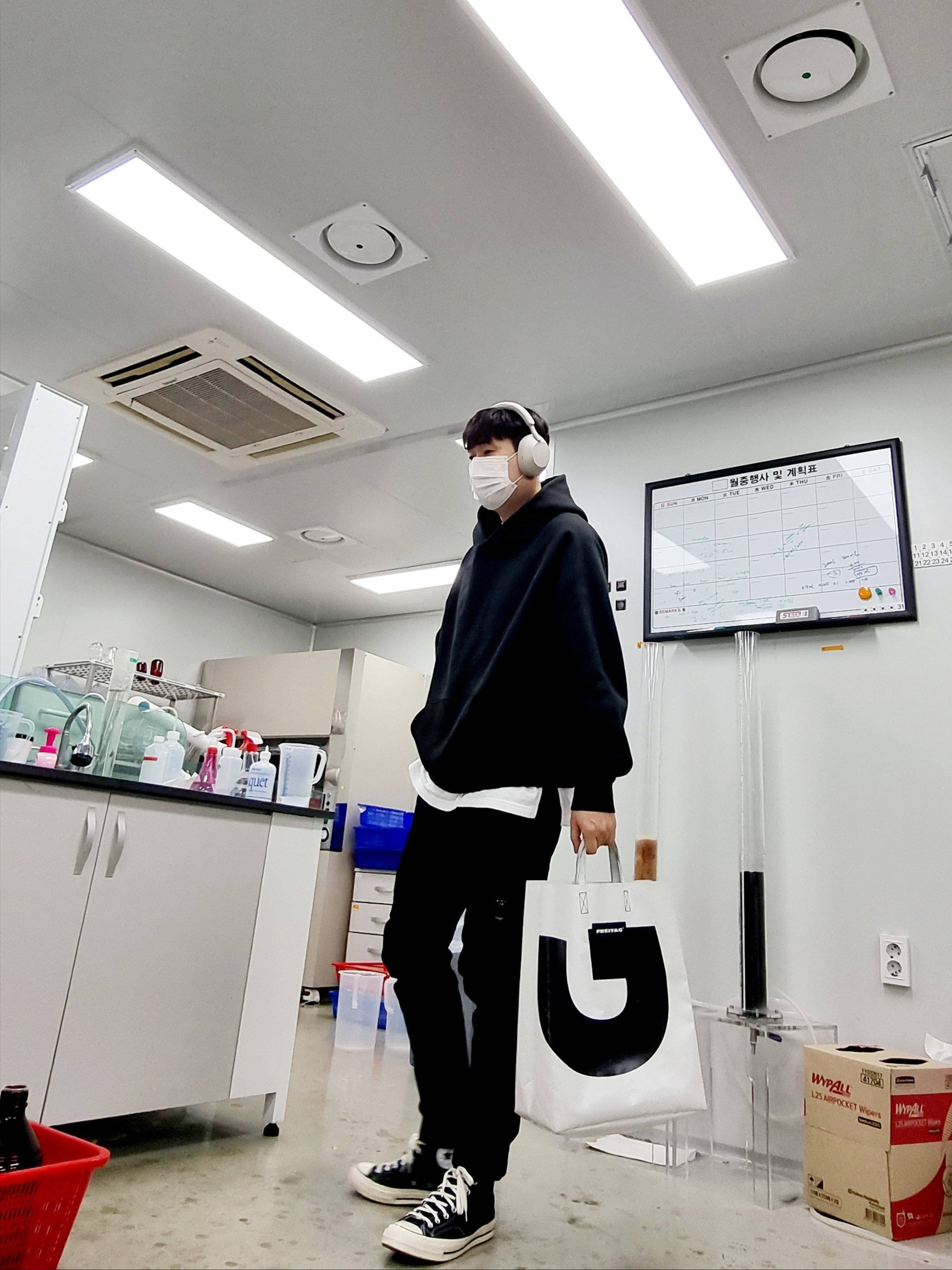 Essentials Pull-Over Hoodie Black - 21SS, Sony WH-1000XM5 Silver (Korean Ver.) 착용 스타일 - 2