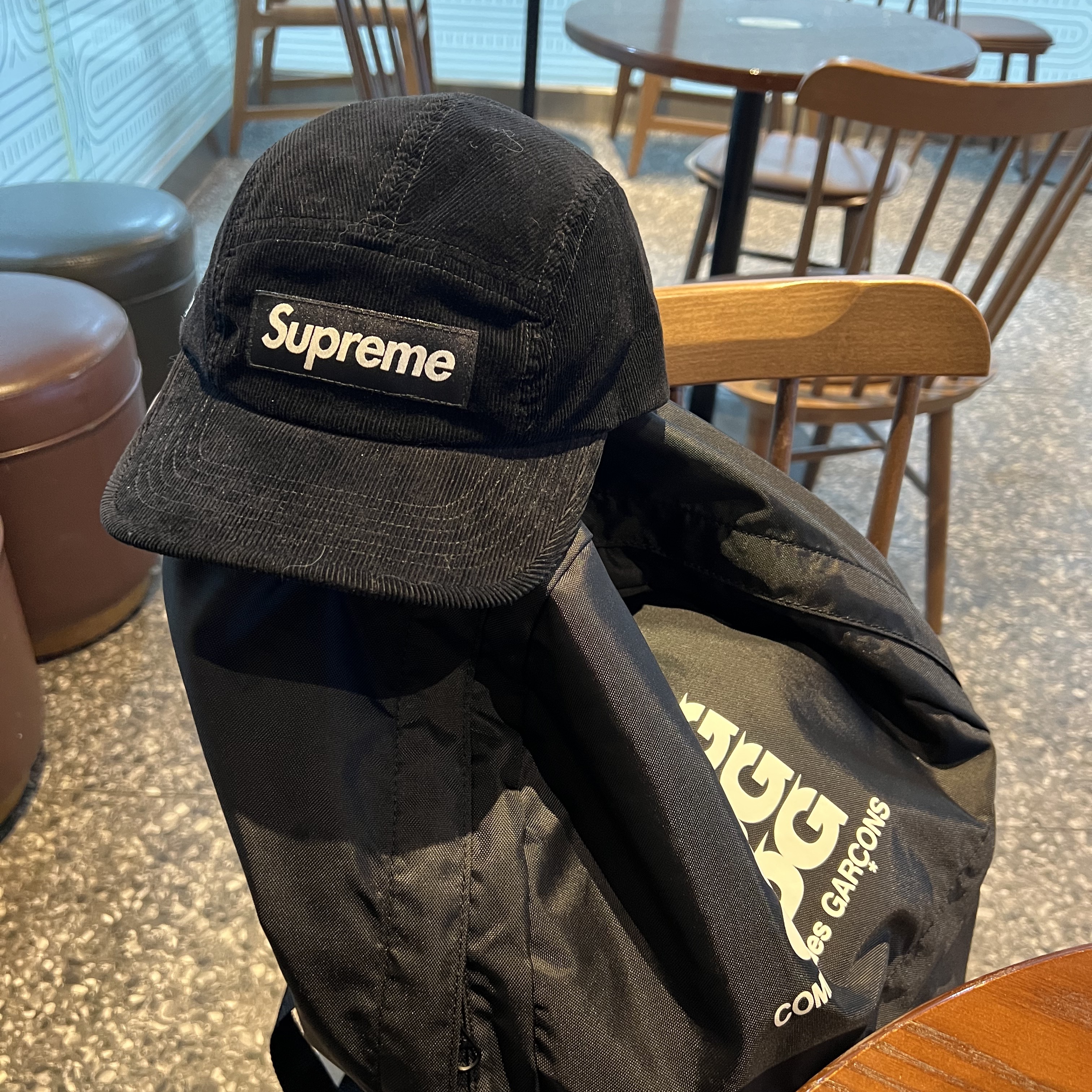 Supreme Corduroy Camp Cap Black - 22SS, CDG Backpack Black 착용 스타일 - 1