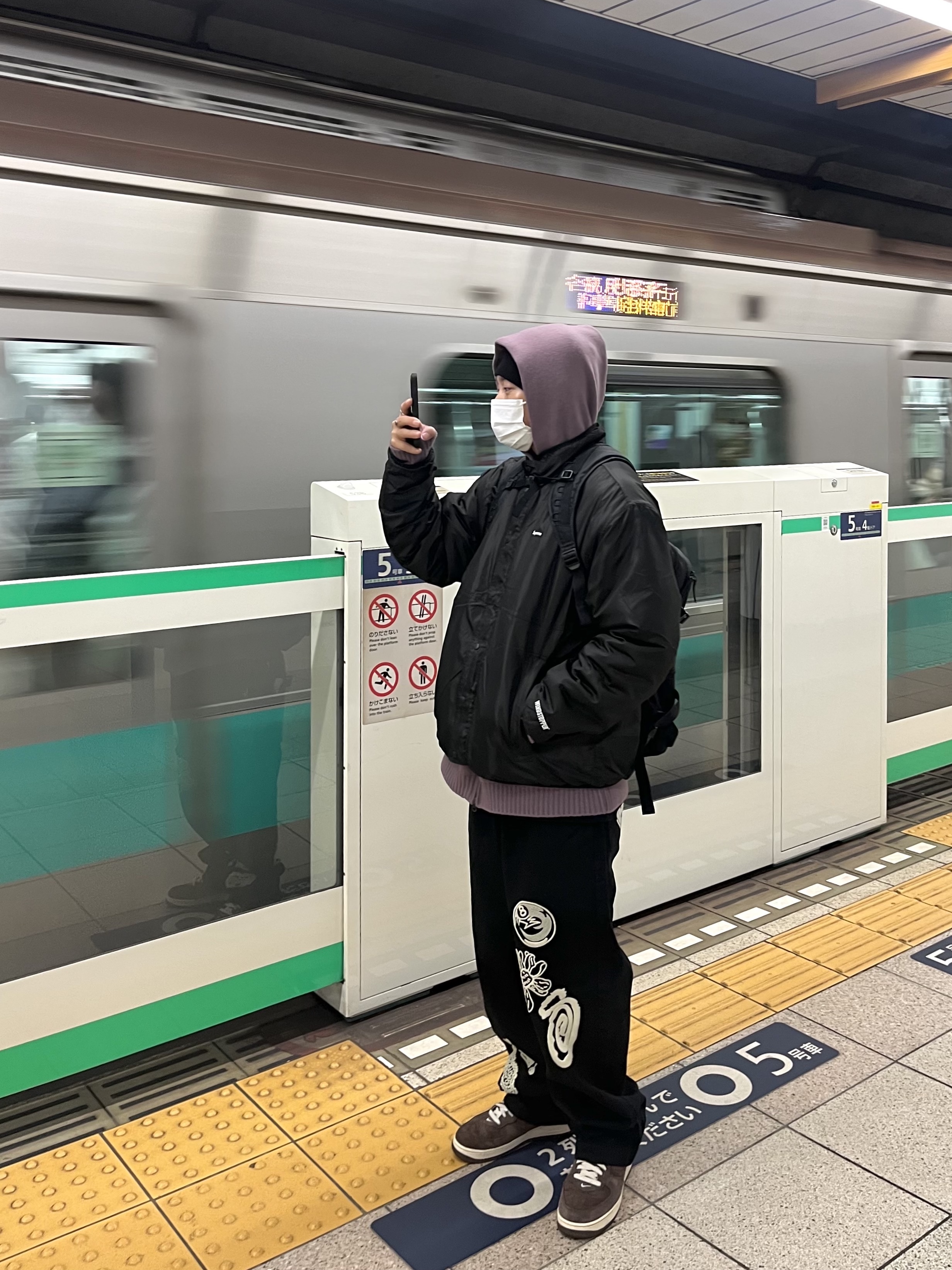 Supreme Geo Reversible Windstopper Fleece Jacket Black - 22FW, Stussy Noma Icon Beach Pants Washed Black 착용 스타일 - 1