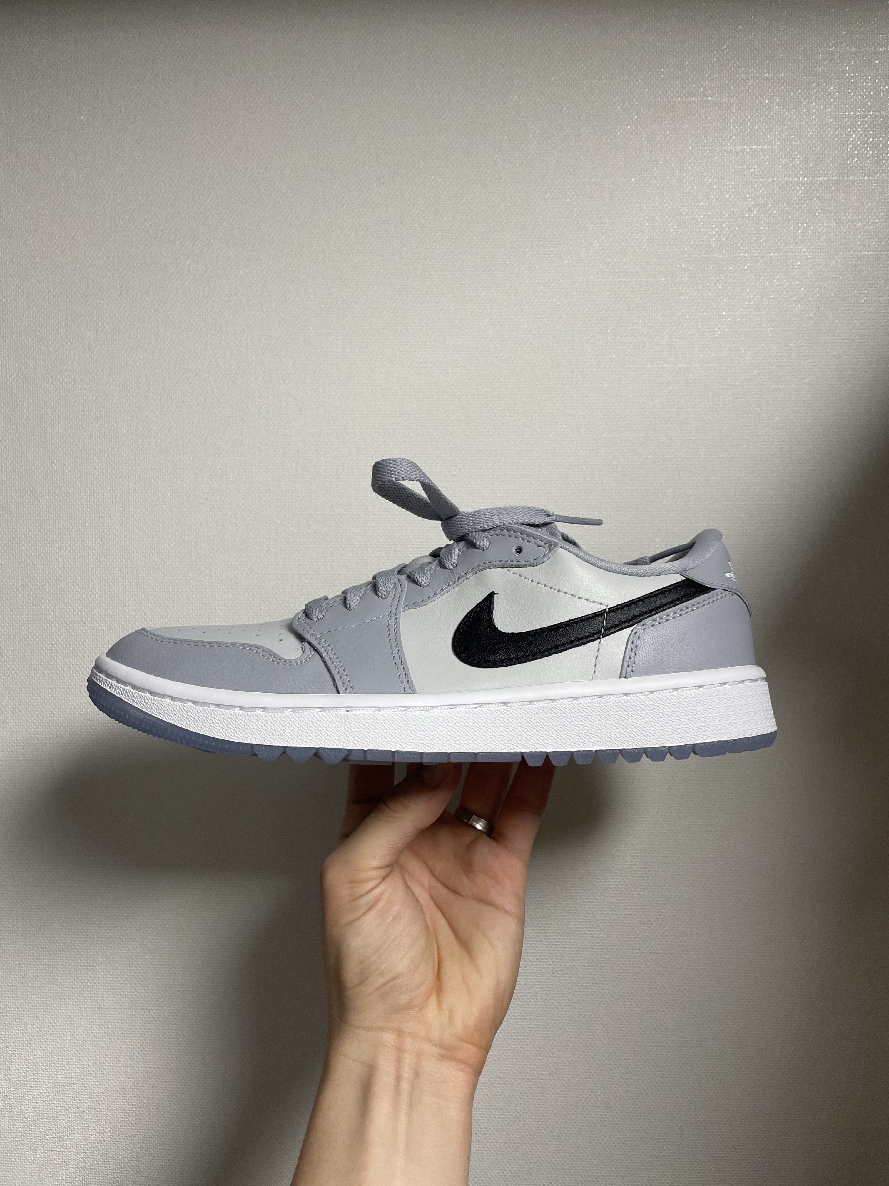 Jordan 1 Low Golf Wolf Grey 착용 스타일 - 1