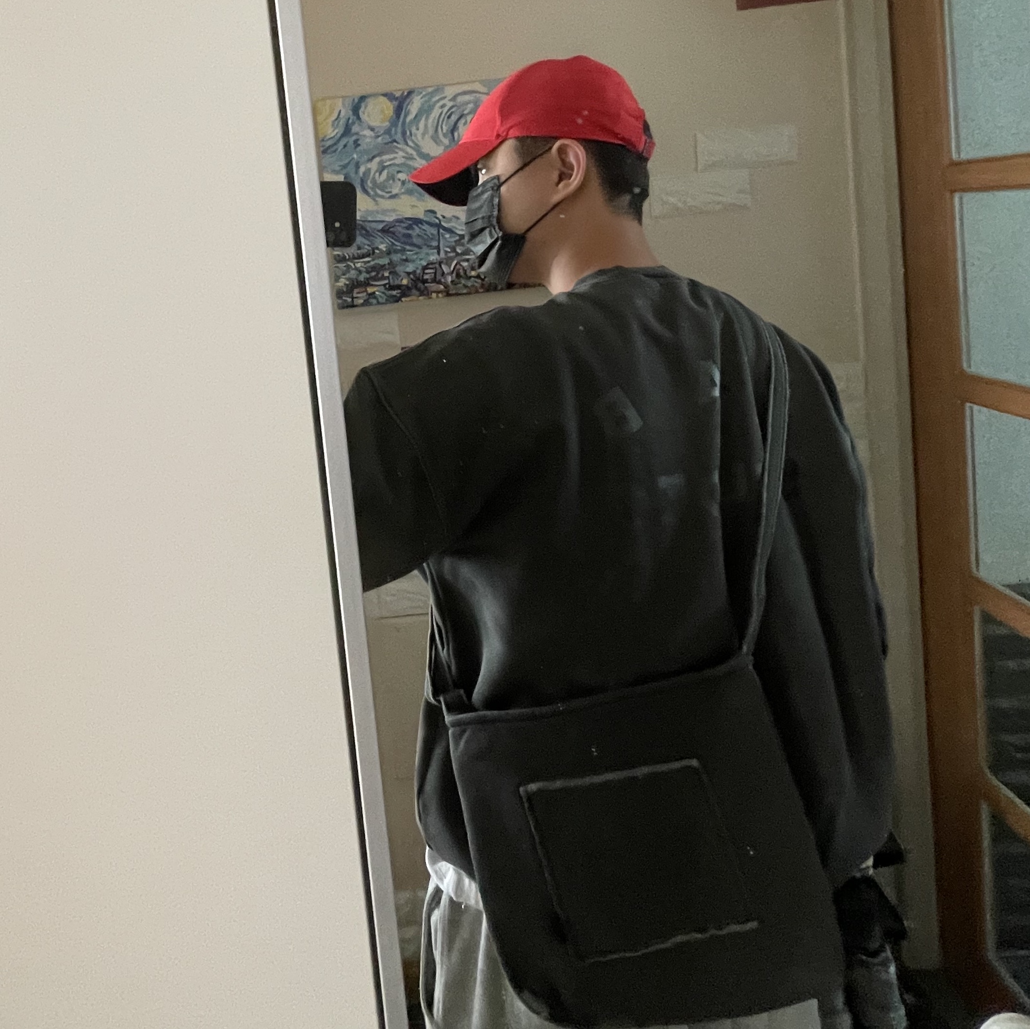 IAB Studio Pigment Sweatshirt & Mini Bag Black 착용 스타일 - 2