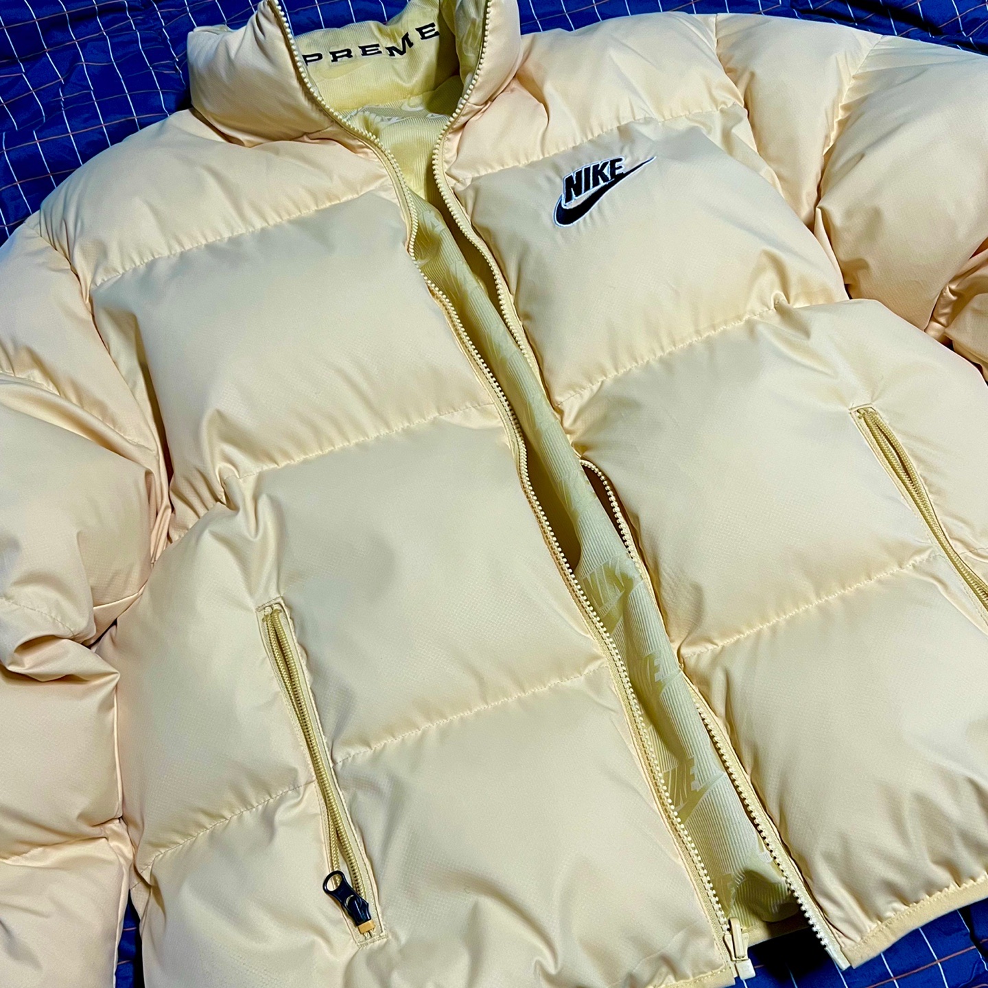 Supreme x Nike Reversible Puffy Jacket Pale Yellow - 21SS 착용 스타일 - 1