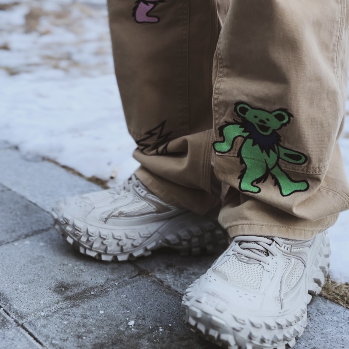 Balenciaga Defender Sneakers Beige, Thisisneverthat x Grateful Dead Lightning Carpenter Pants Tan 착용 스타일 - 1