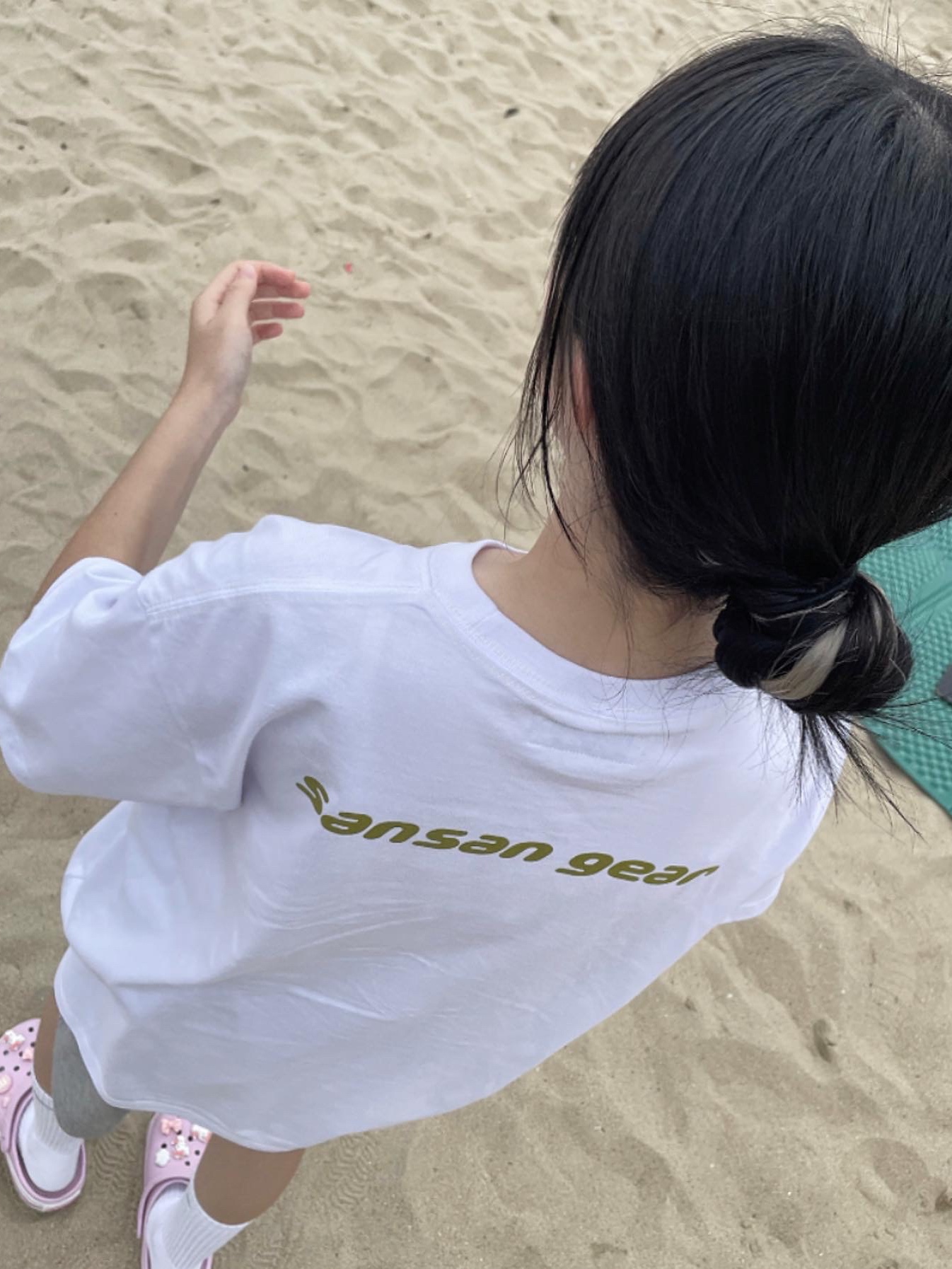 Sansan Gear Logo T-Shirt White - 22SS 착용 스타일 - 2