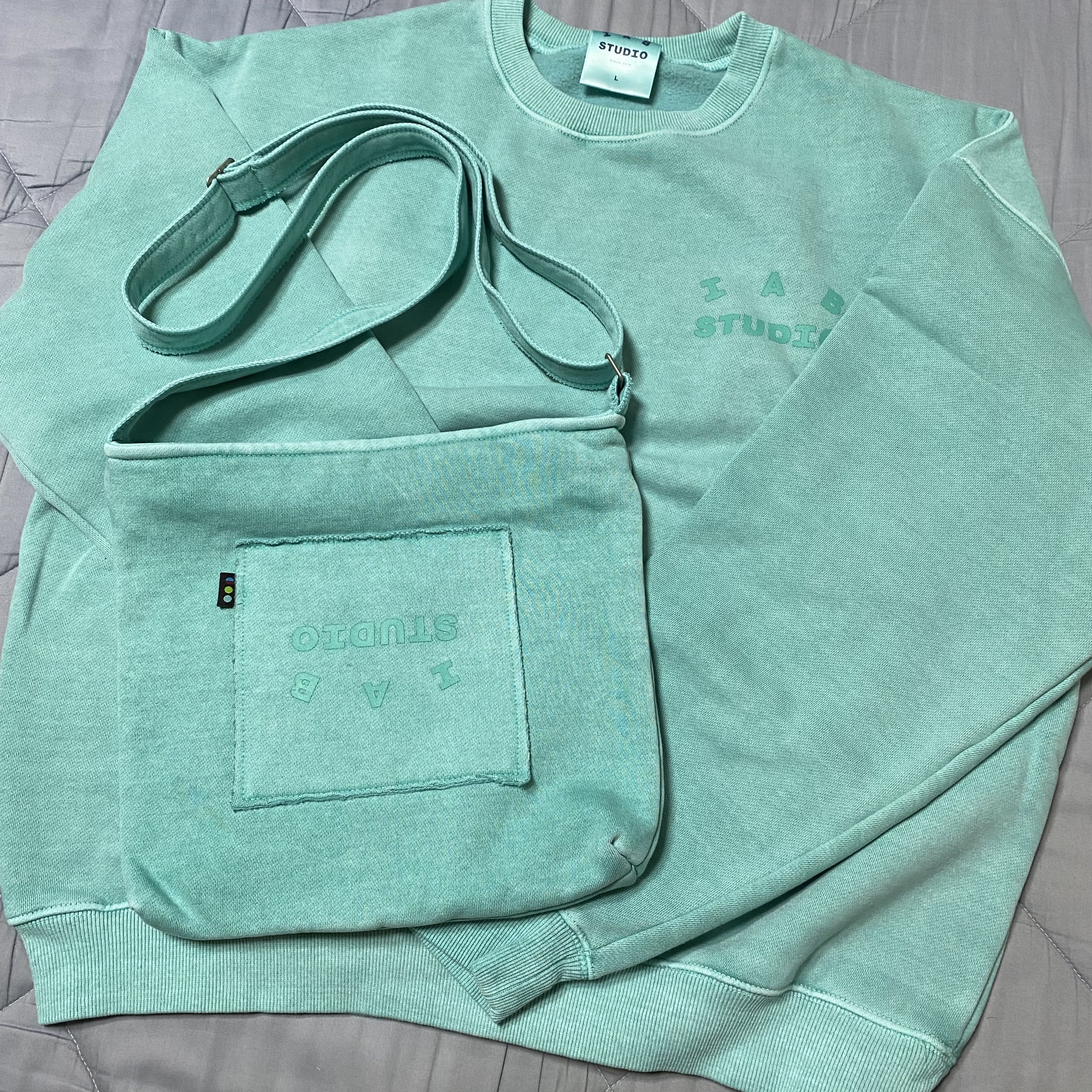 IAB Studio Pigment Sweatshirt & Mini Bag Jade 착용 스타일