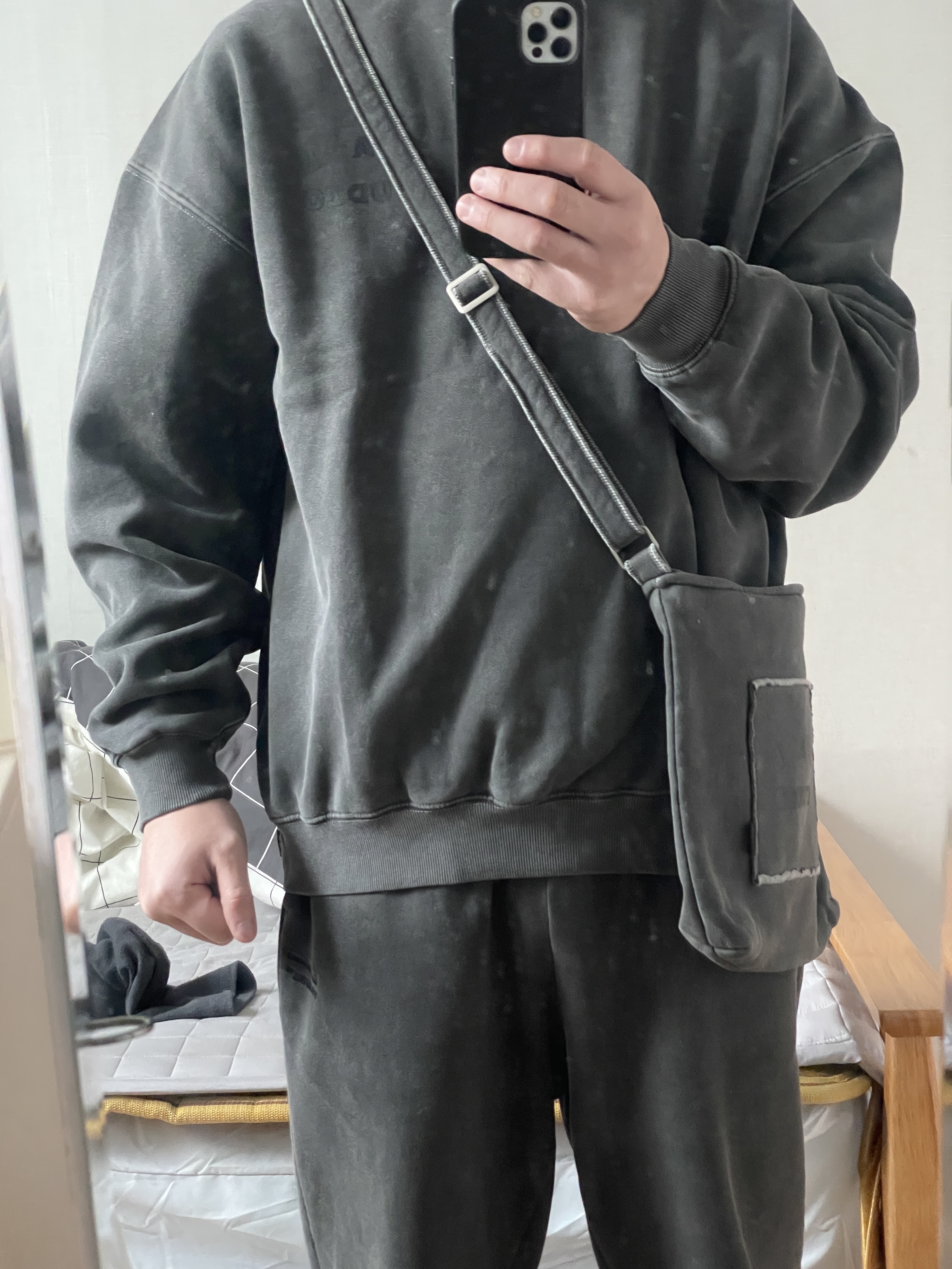 IAB Studio Pigment Sweatshirt & Mini Bag Black 착용 스타일