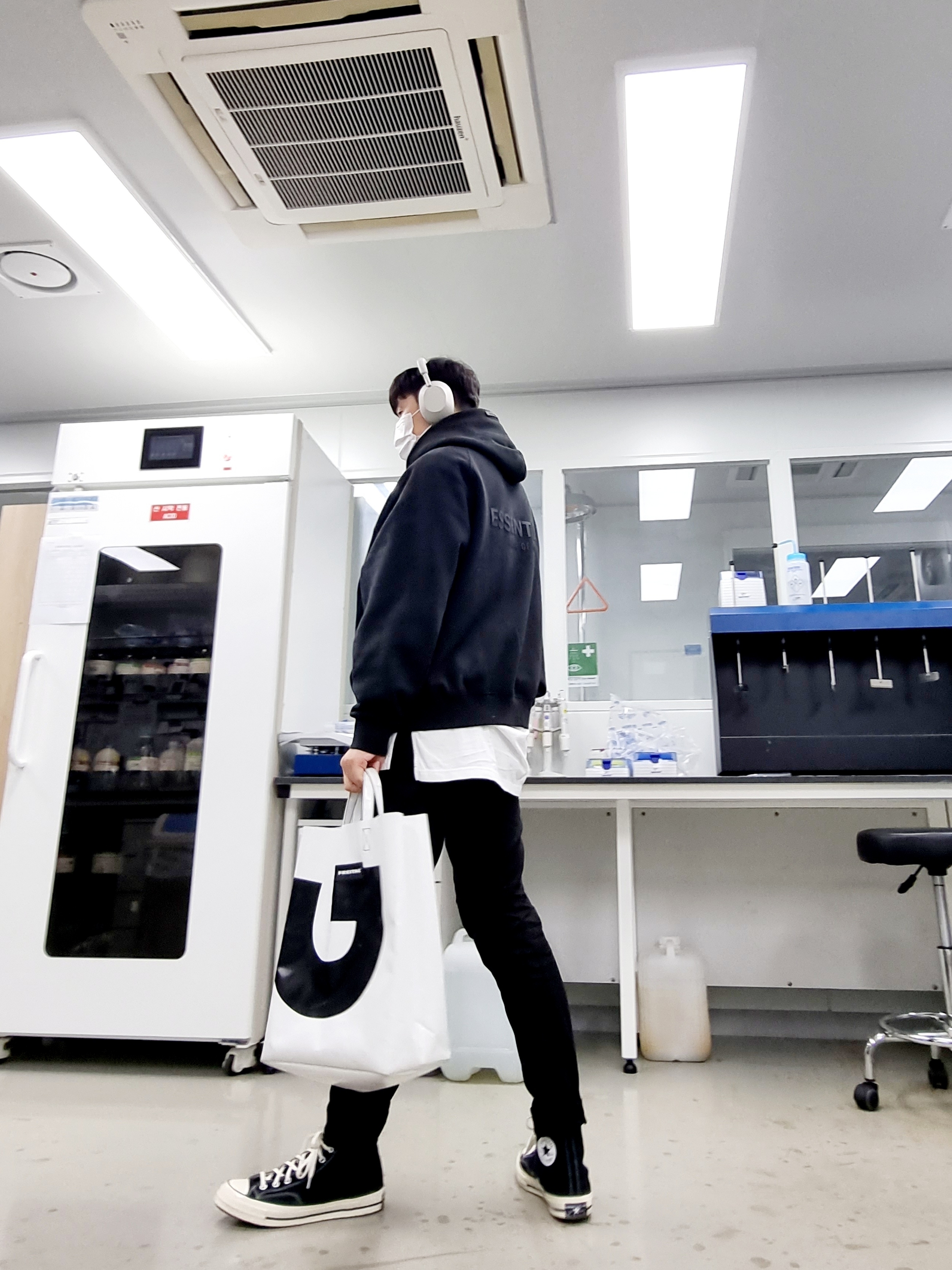 Essentials Pull-Over Hoodie Black - 21SS, Sony WH-1000XM5 Silver (Korean Ver.) 착용 스타일 - 3