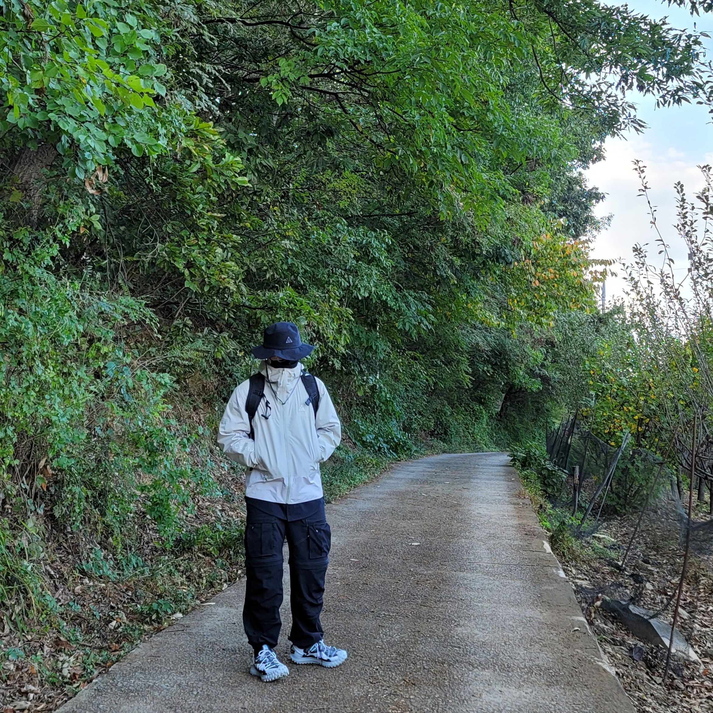 Nike NRG ACG Bucket Black, Nike ACG Storm-Fit ADV Chain of Craters Jacket Light Stone - Asia 착용 스타일