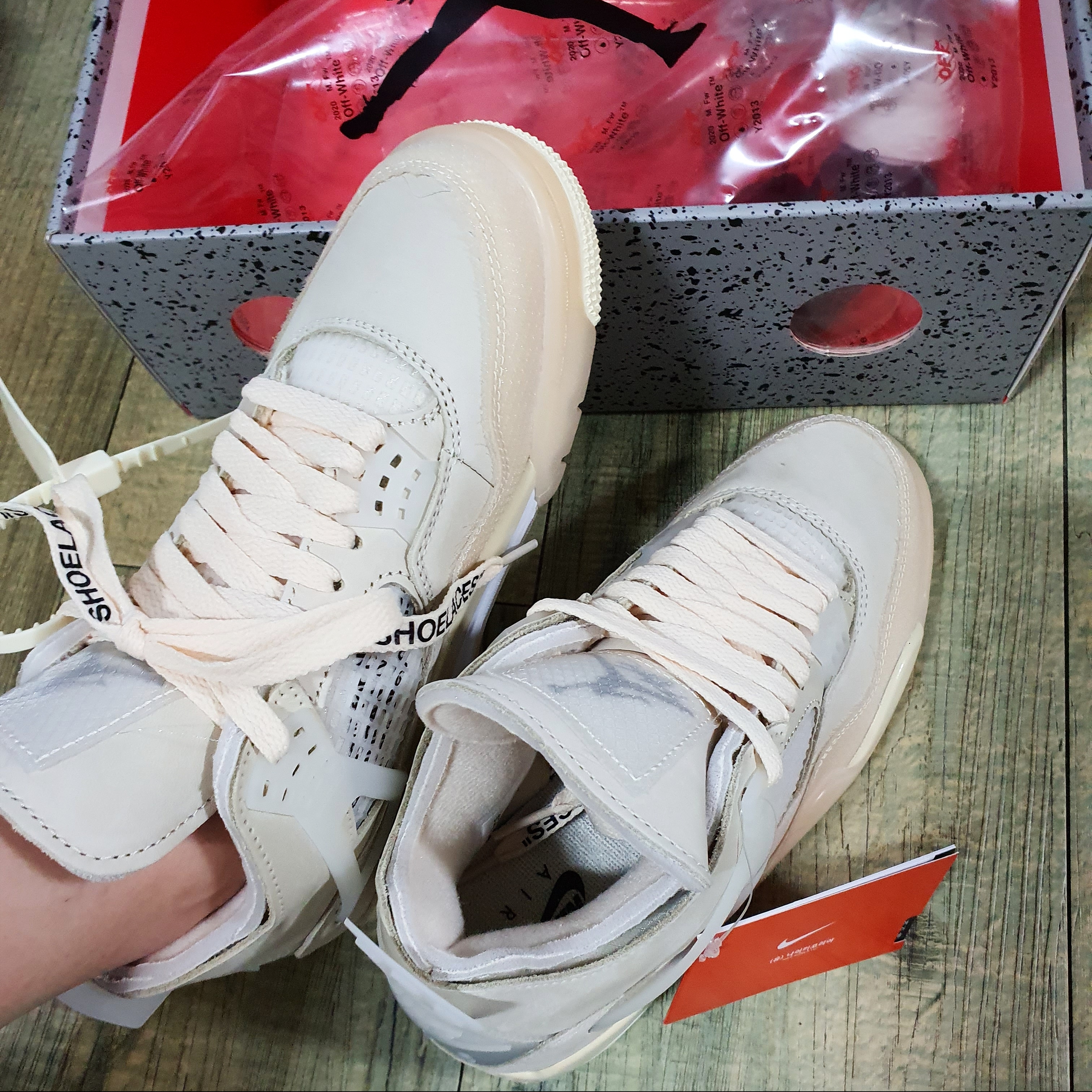 (W) Jordan 4 x Off-White Retro SP Sail 착용 스타일