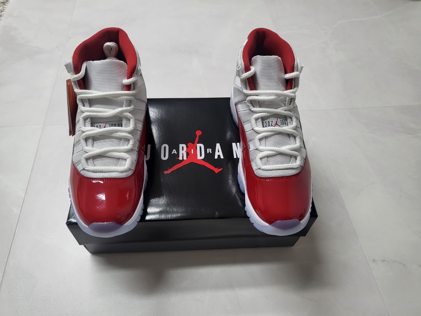 Jordan 11 Retro Varsity Red 착용 스타일 - 3
