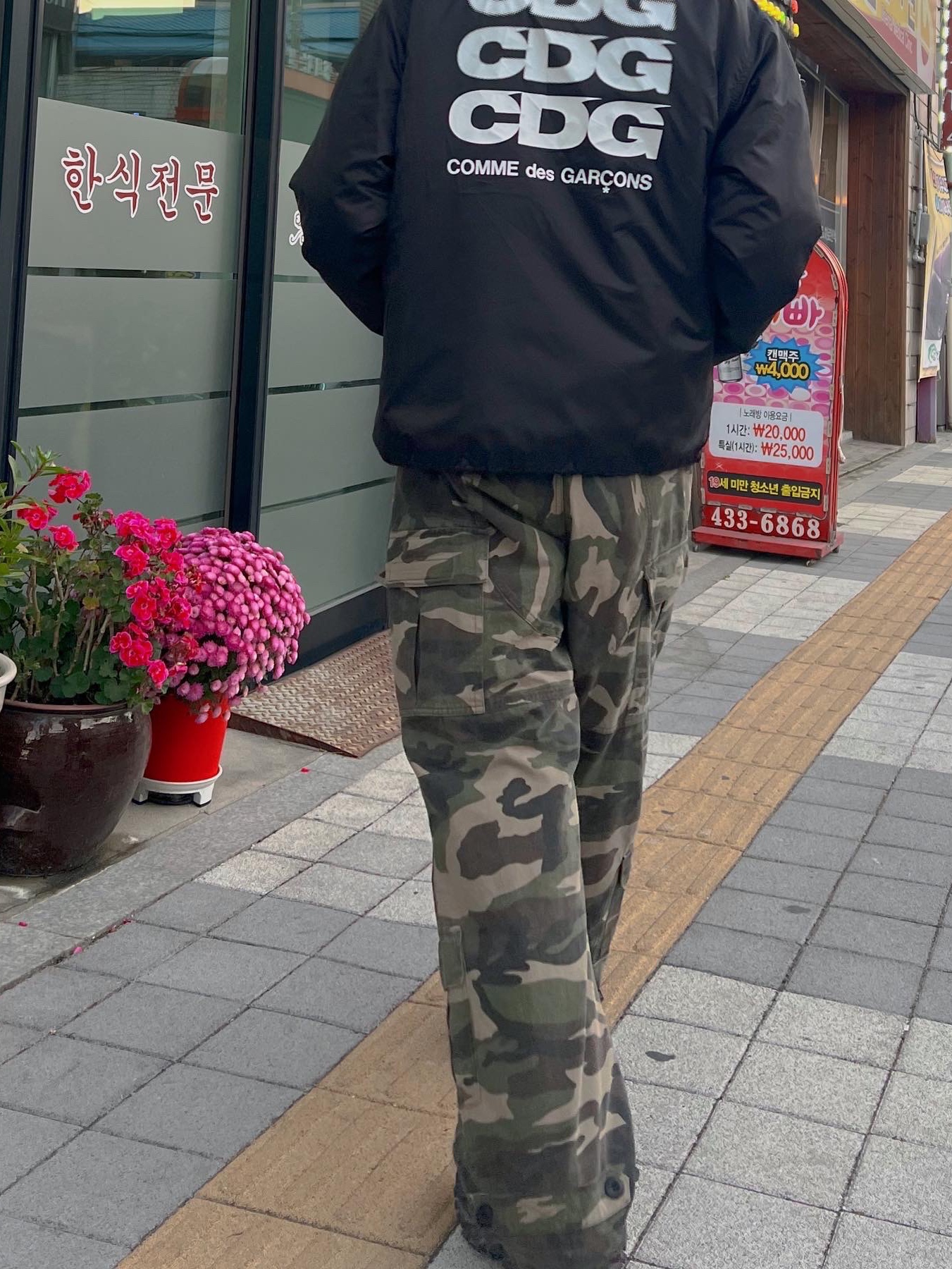 CDG Logo Coach Jacket Black, Balenciaga Defender Sneakers Black 착용 스타일 - 2