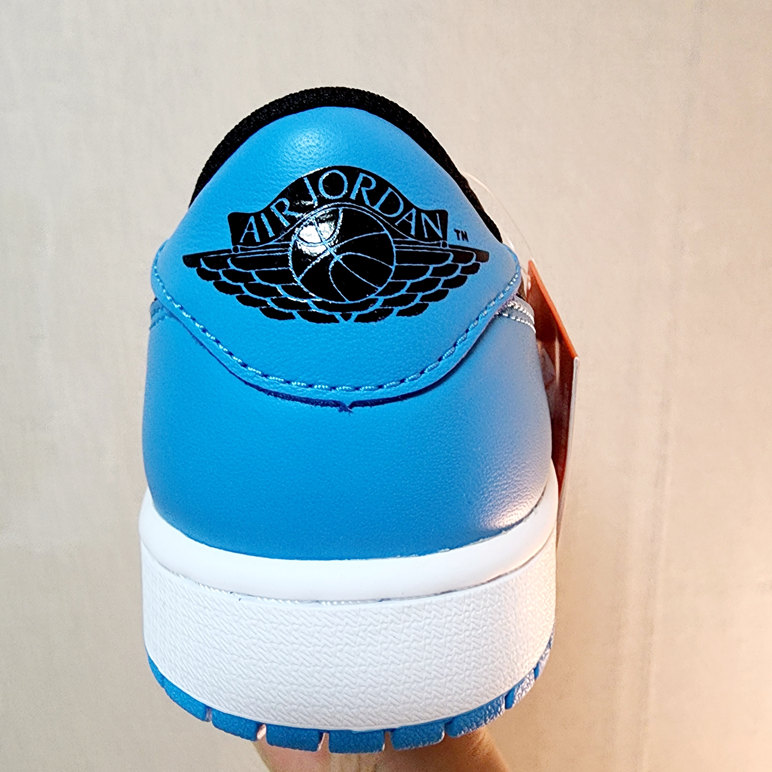Jordan 1 Retro Low OG Black and Dark Powder Blue 착용 스타일 - 2
