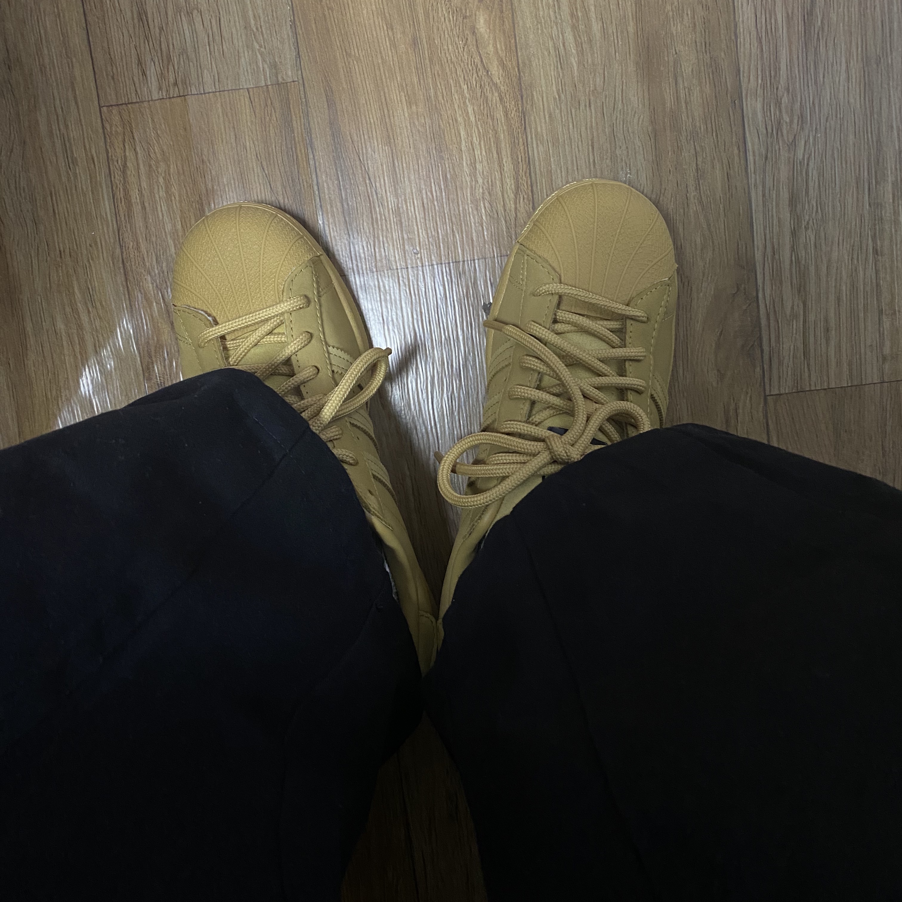 Adidas Superstar Golden Beige 착용 스타일