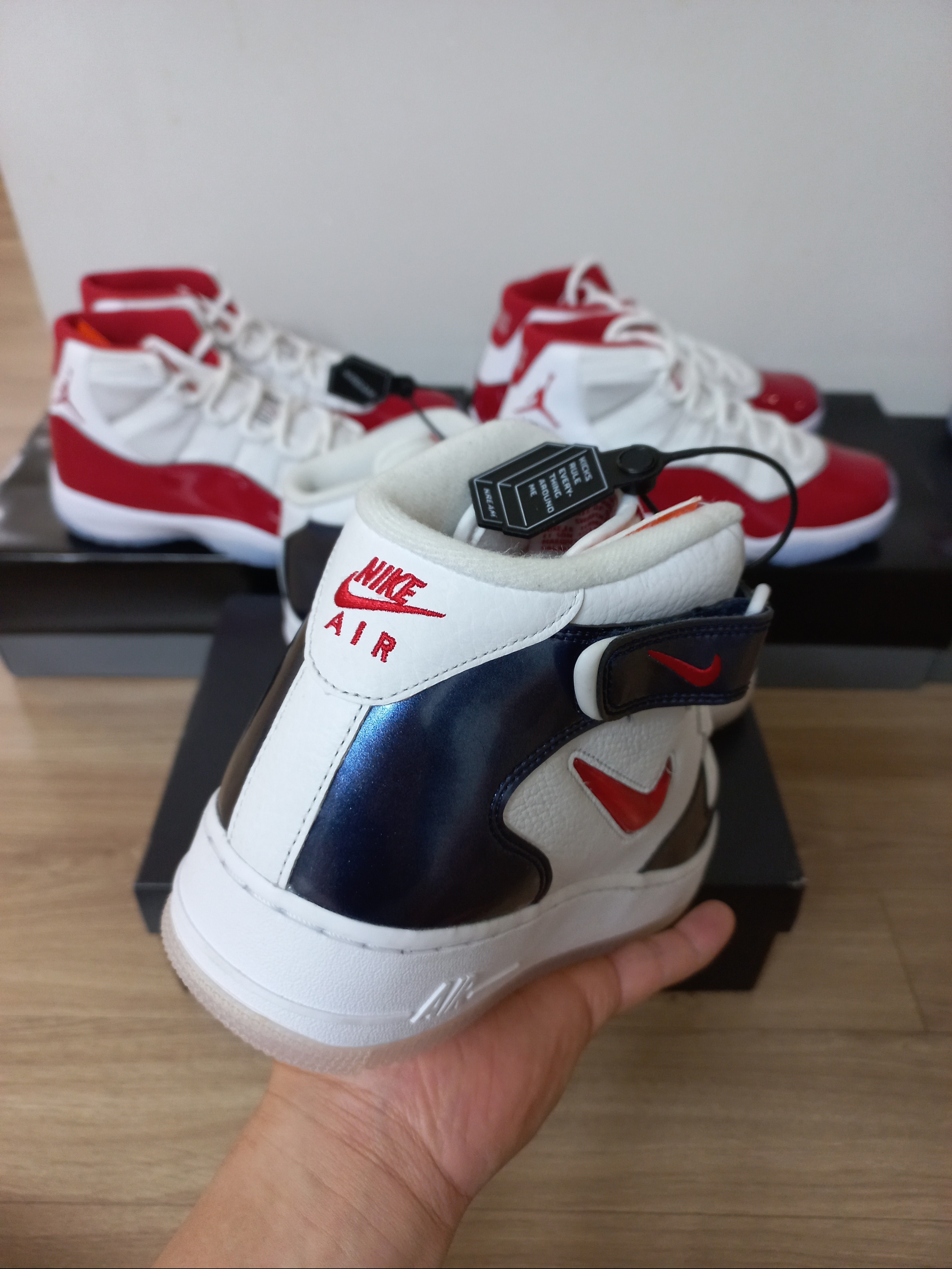 Nike Air Force 1 Mid QS University Red and Midnight Navy, Jordan 11 Retro Varsity Red 착용 스타일 - 2