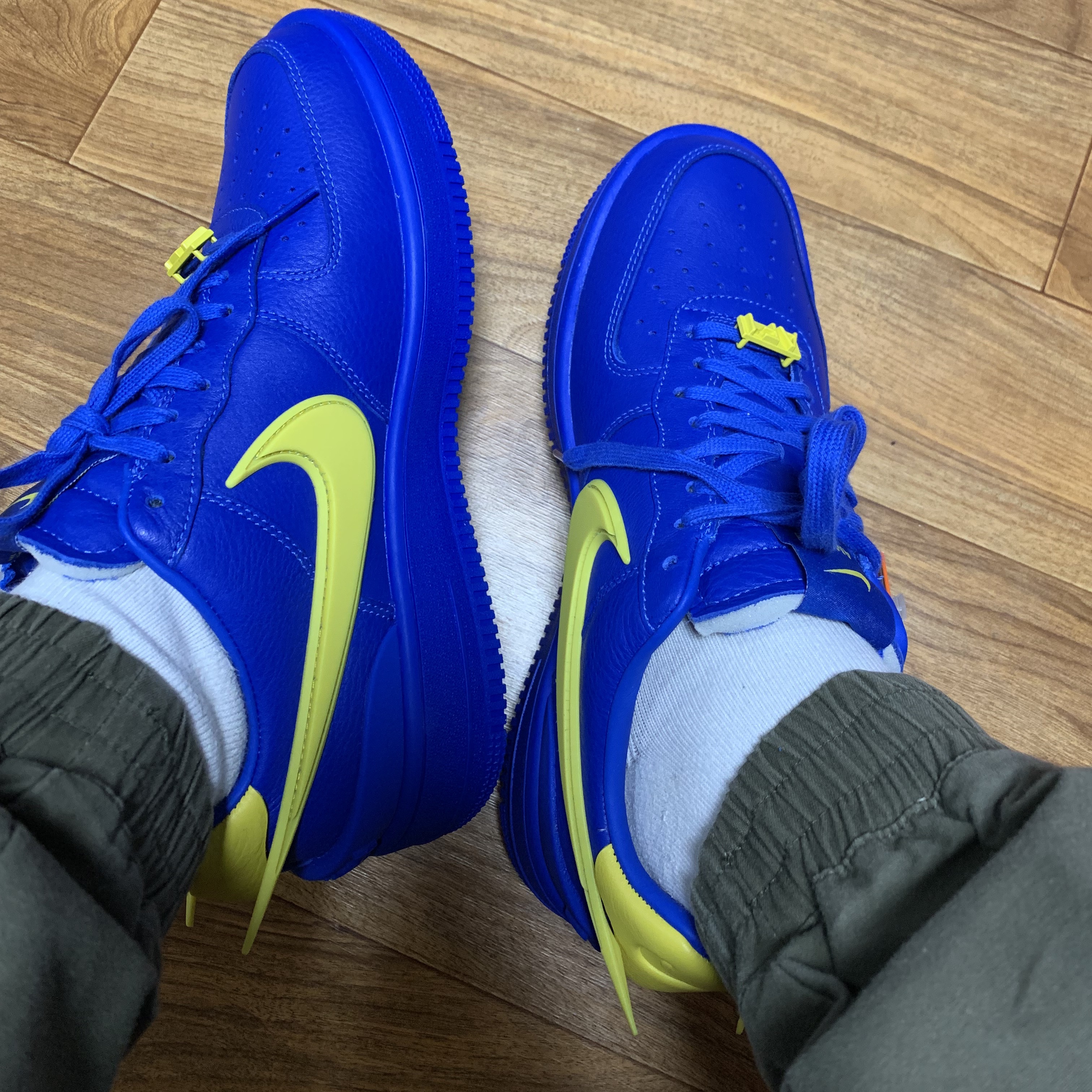 Nike x Ambush Air Force 1 Low SP Game Royal and Vivid Sulfur 착용 스타일