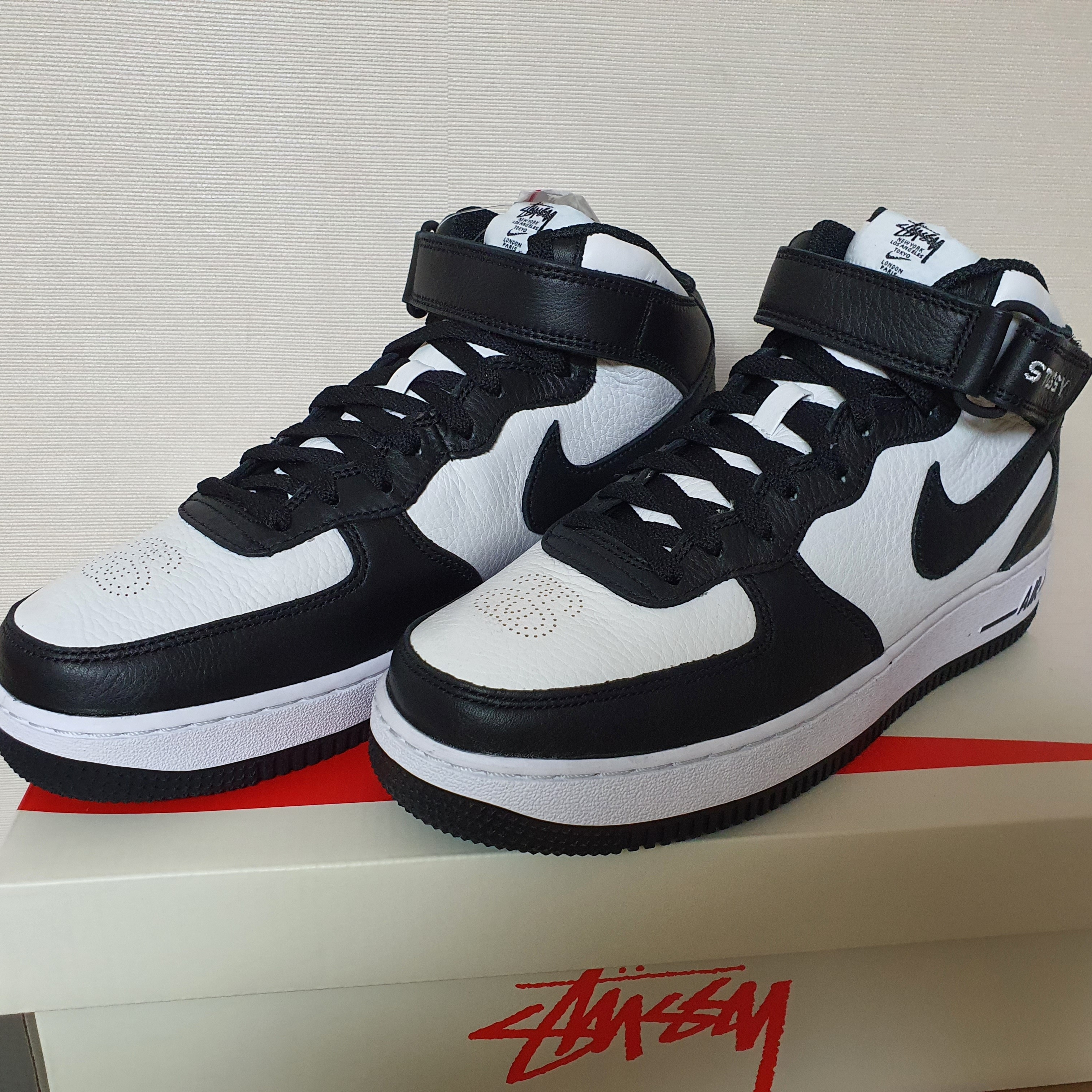 Nike x Stussy Air Force 1 '07 Mid SP Black and Light Bone 착용 스타일 - 1