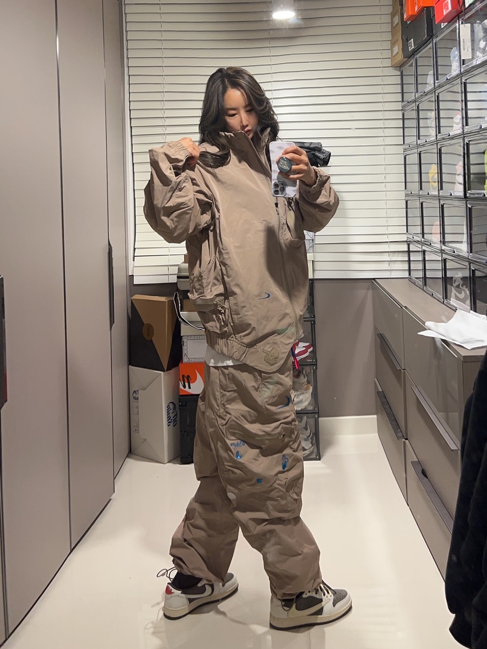 Nike x Off-White NRG Track Suit Khaki - Asia, Jordan 1 x Travis Scott Retro Low OG SP Sail and Ridgerock 착용 스타일 - 2