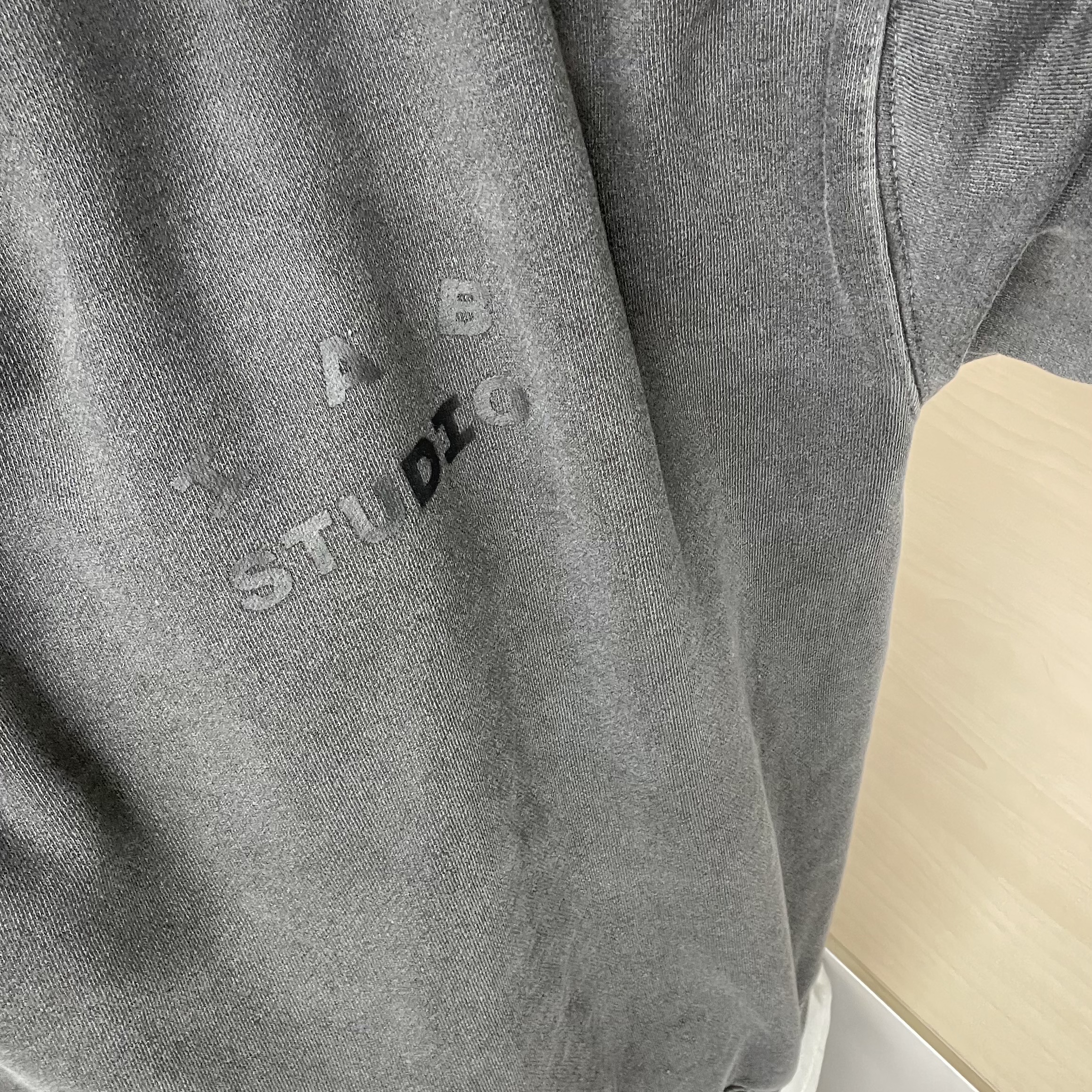 IAB Studio Pigment Sweatshirt & Mini Bag Black 착용 스타일 - 1