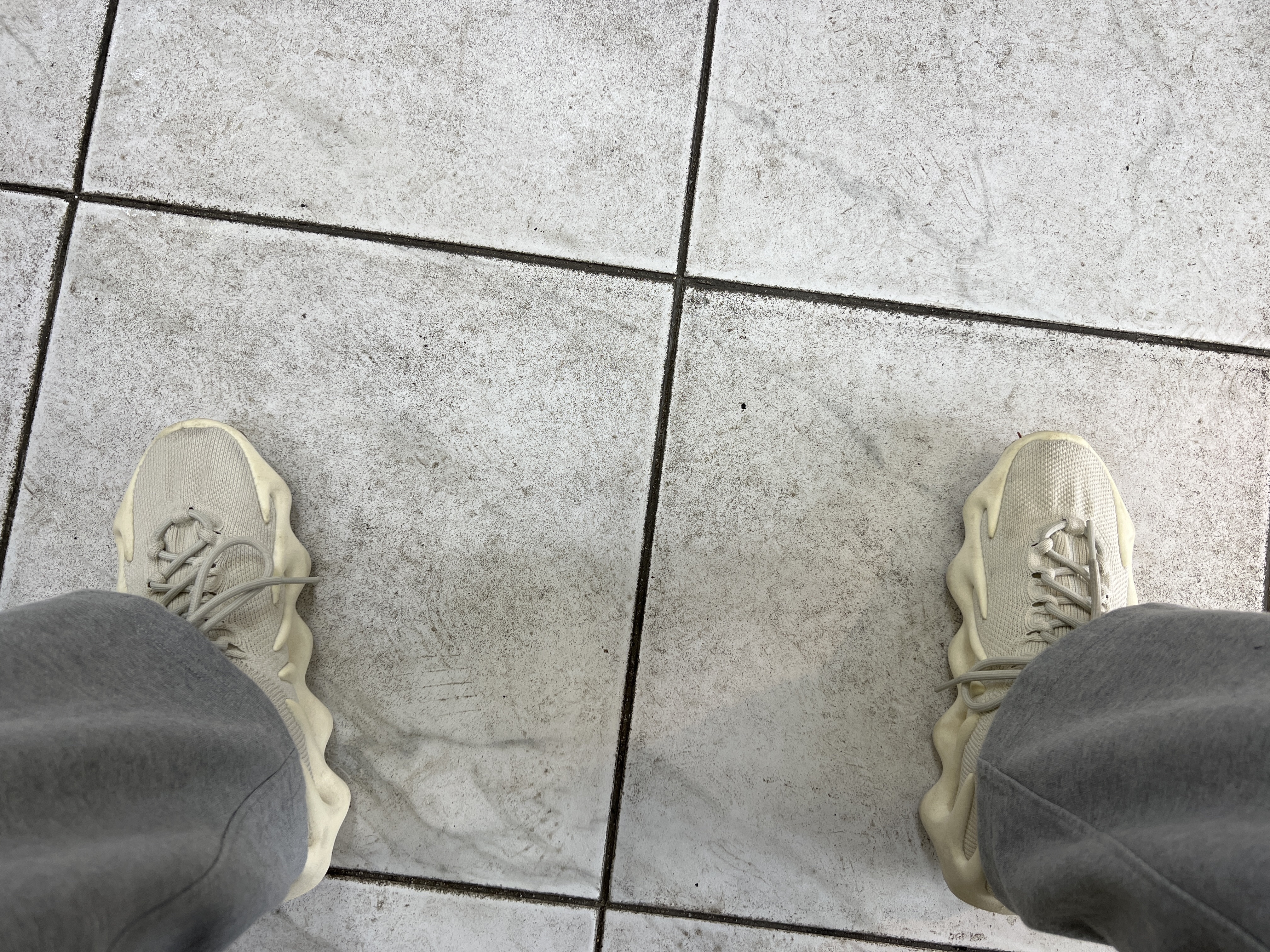 Adidas Yeezy 450 Cloud White 착용 스타일