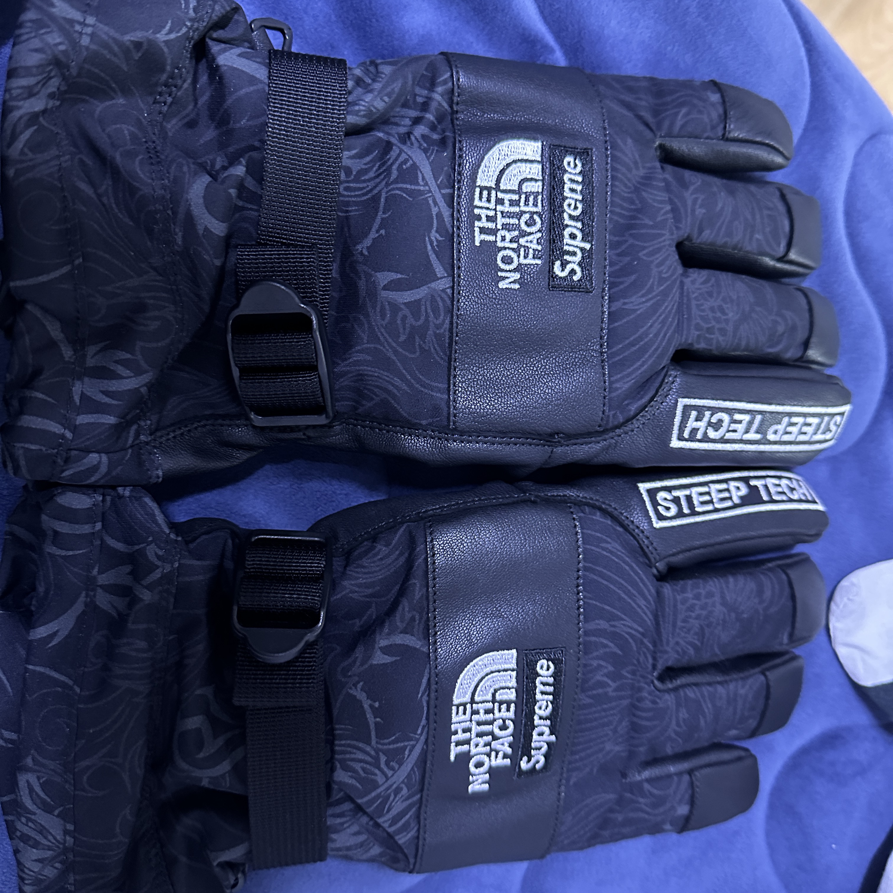 Supreme x The North Face Steep Tech Gloves Black Dragon - 22FW 착용 스타일