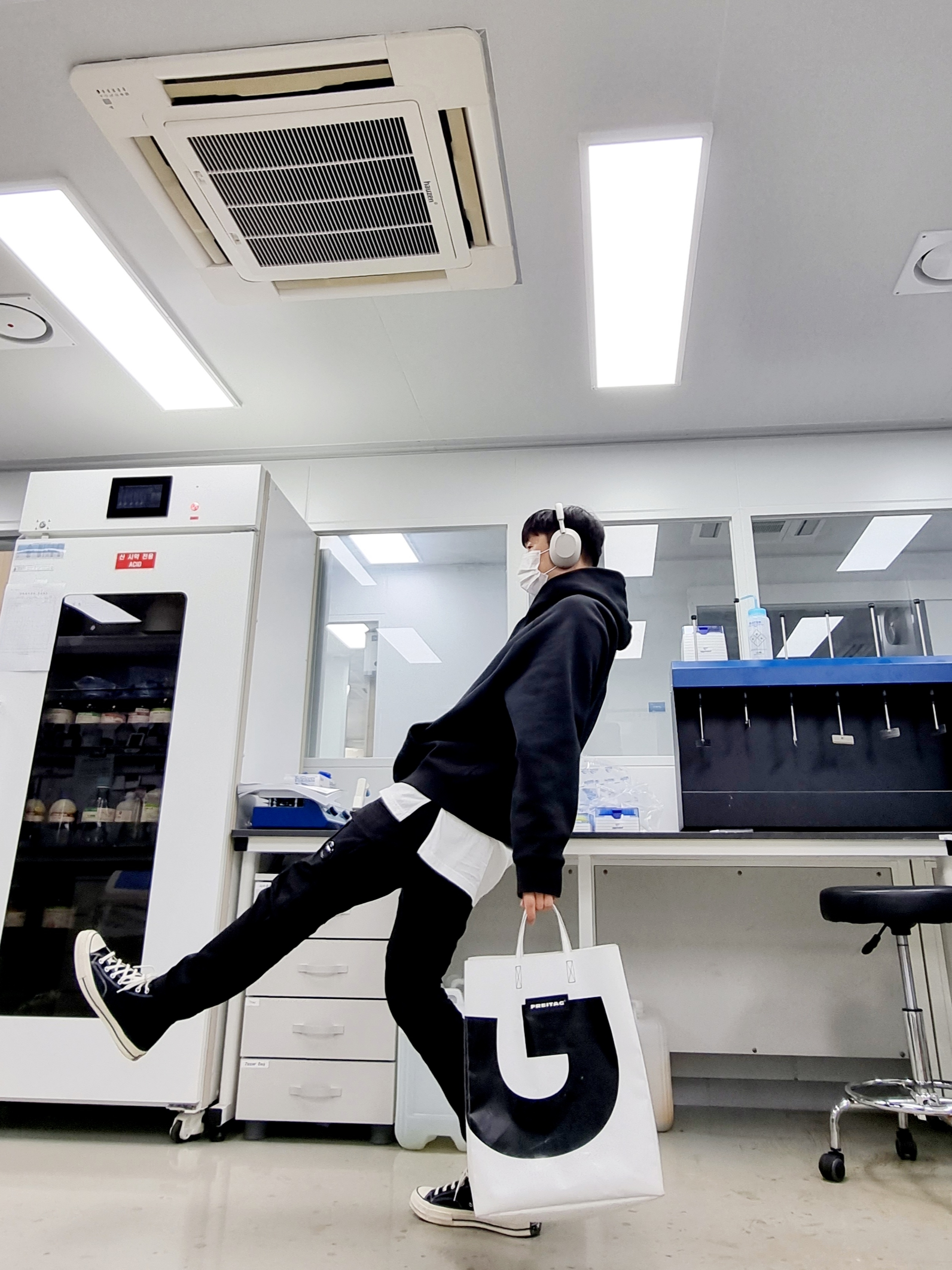 Essentials Pull-Over Hoodie Black - 21SS, Sony WH-1000XM5 Silver (Korean Ver.) 착용 스타일 - 1
