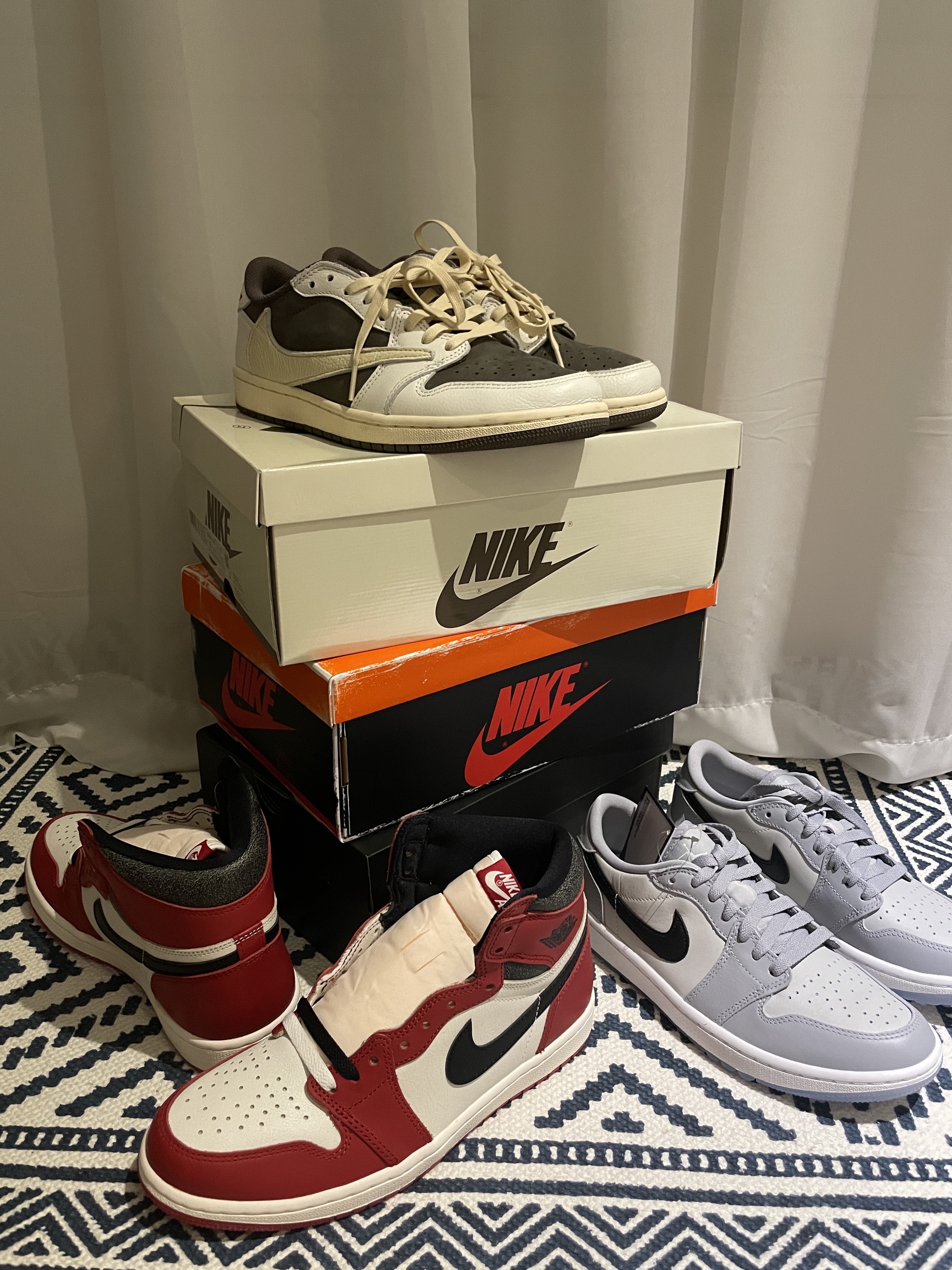 Jordan 1 x Travis Scott Retro Low OG SP Sail and Ridgerock, Jordan 1 Retro High OG Chicago 2022 착용 스타일 - 1