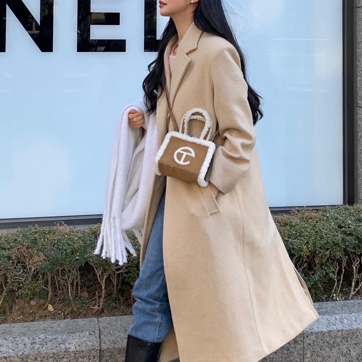 Telfar x UGG Small Shopping Bag Chestnut 착용 스타일 - 3