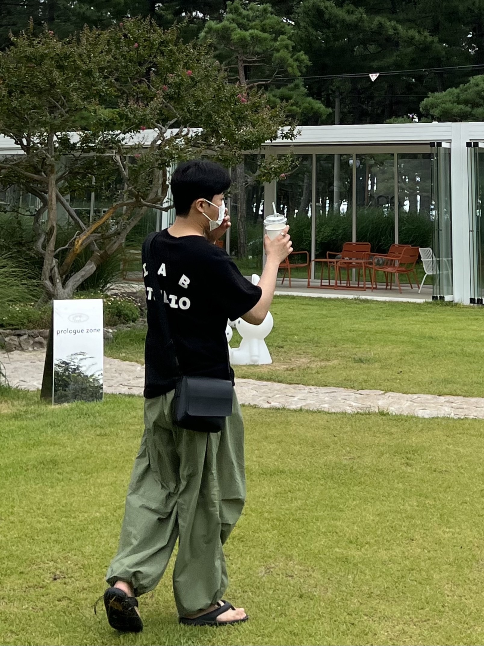 New Balance x Taw&Toe Flip Flop Black, IAB Studio T-Shirt Black 착용 스타일