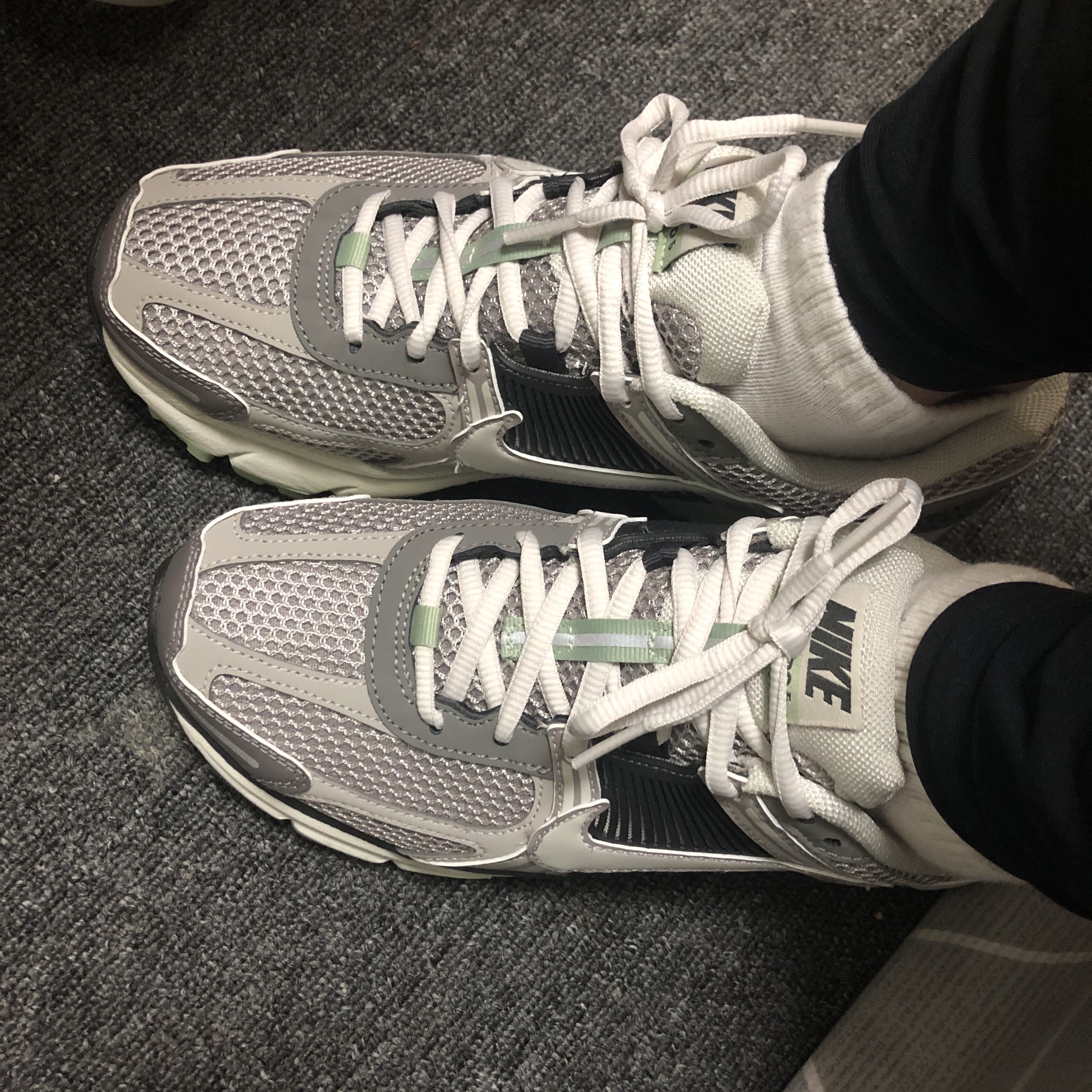 (W) Nike Zoom Vomero 5 Cobblestone and Flat Pewter 착용 스타일