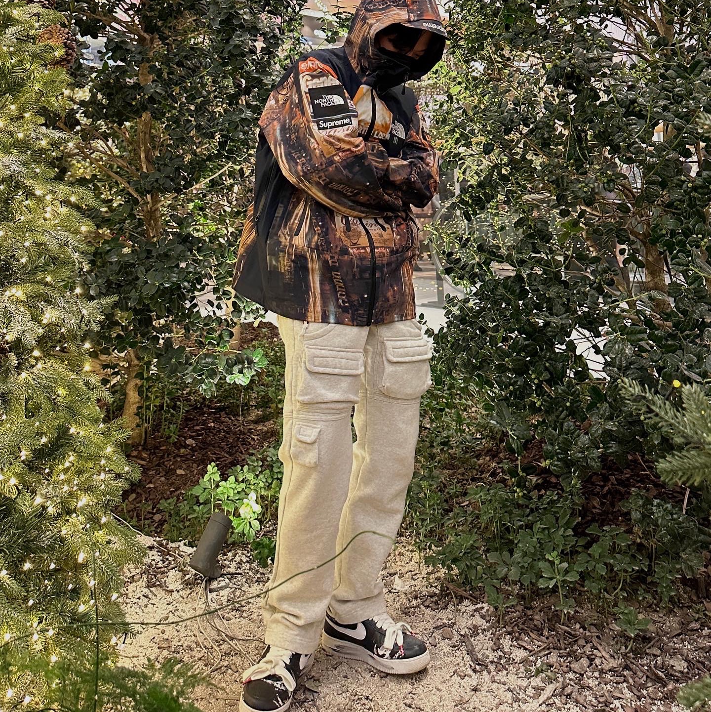 Supreme x The North Face Taped Seam Shell Jacket Times Square - 22FW, Nike x Peaceminusone Air Force 1 Low Para-Noise 착용 스타일
