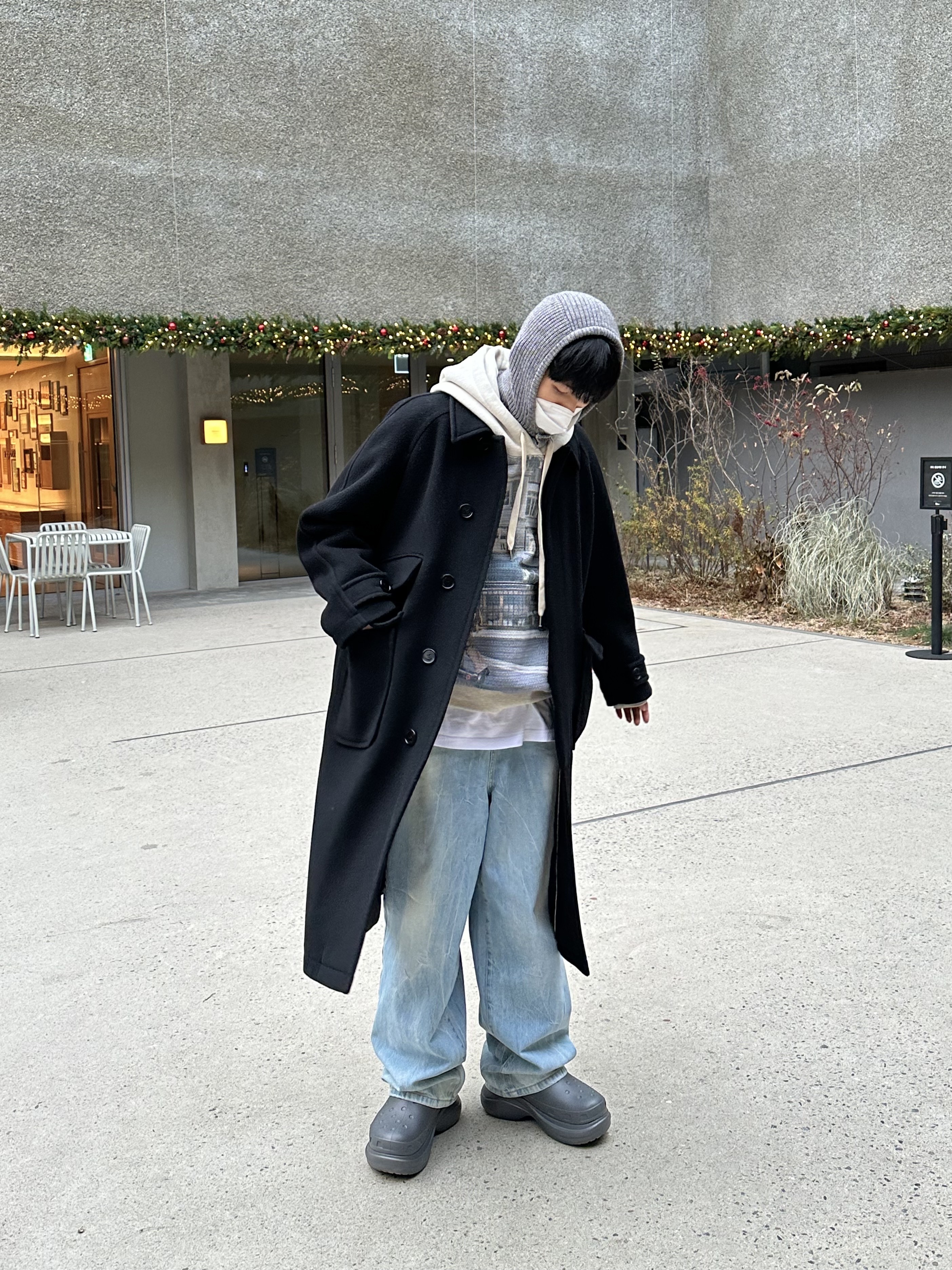 Balenciaga x Crocs Rubber Boot Grey 착용 스타일 - 1
