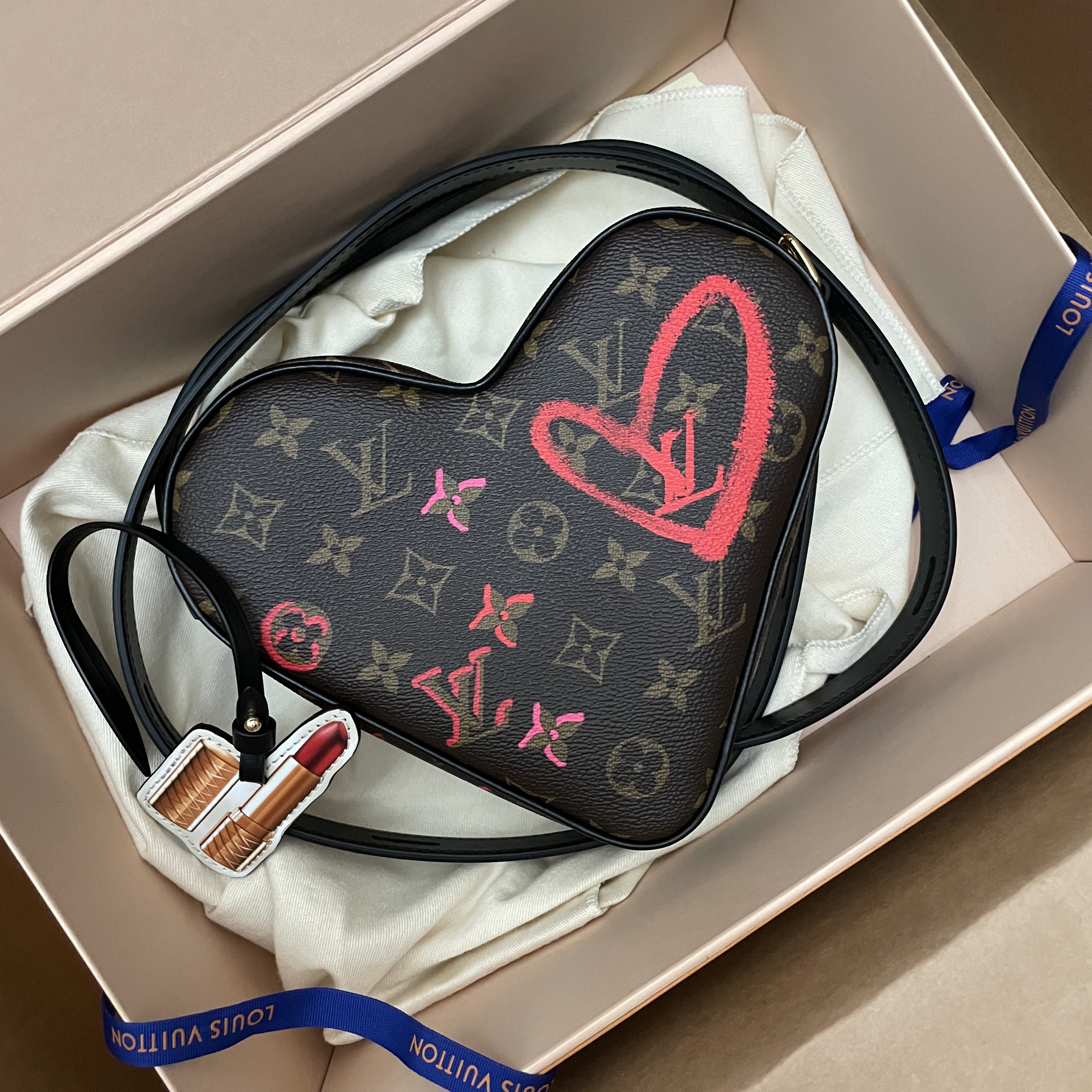 Louis Vuitton Sac Coeur Monogram 착용 스타일 - 1