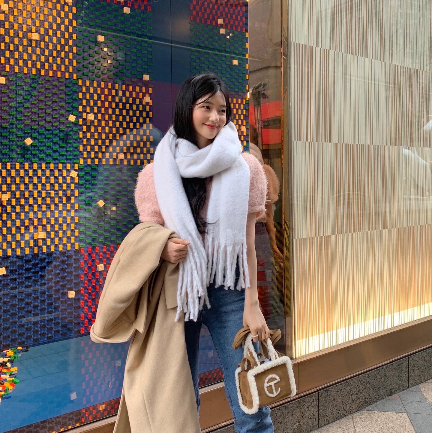 Telfar x UGG Small Shopping Bag Chestnut 착용 스타일 - 1
